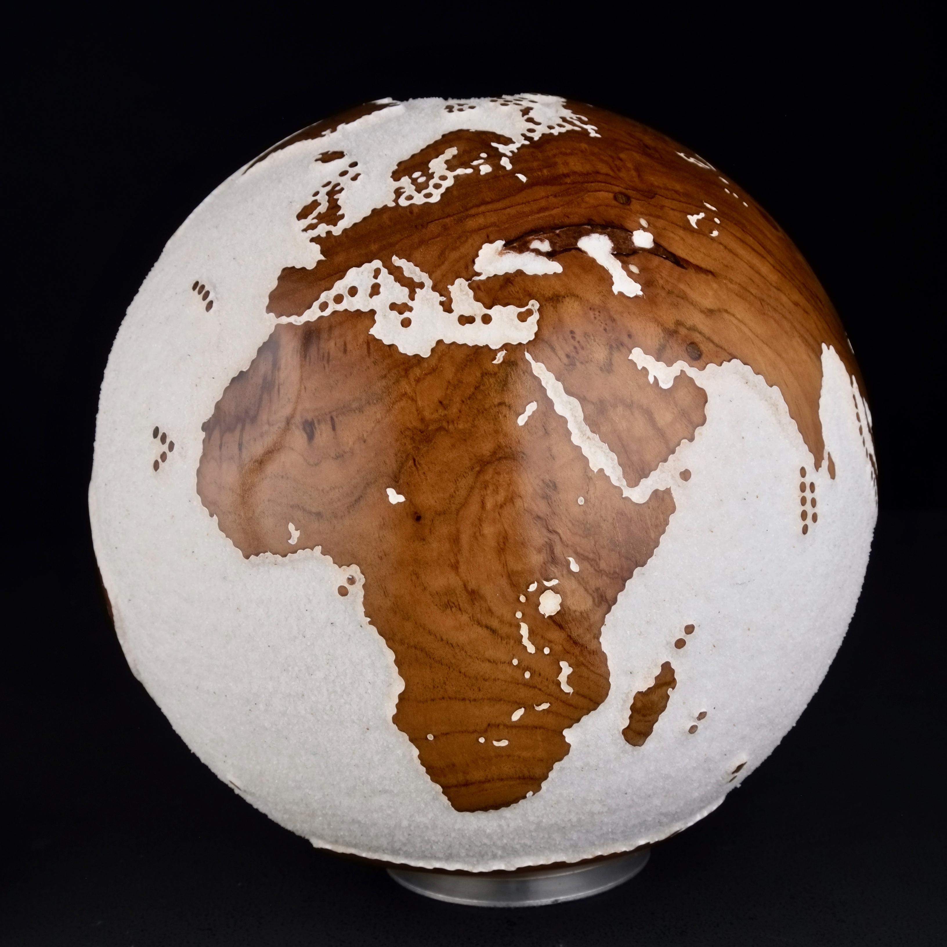 Globetrotter Teak Bruno Helgen Zeitgenössische gedrechselte Holzkugelskulptur im Angebot 2