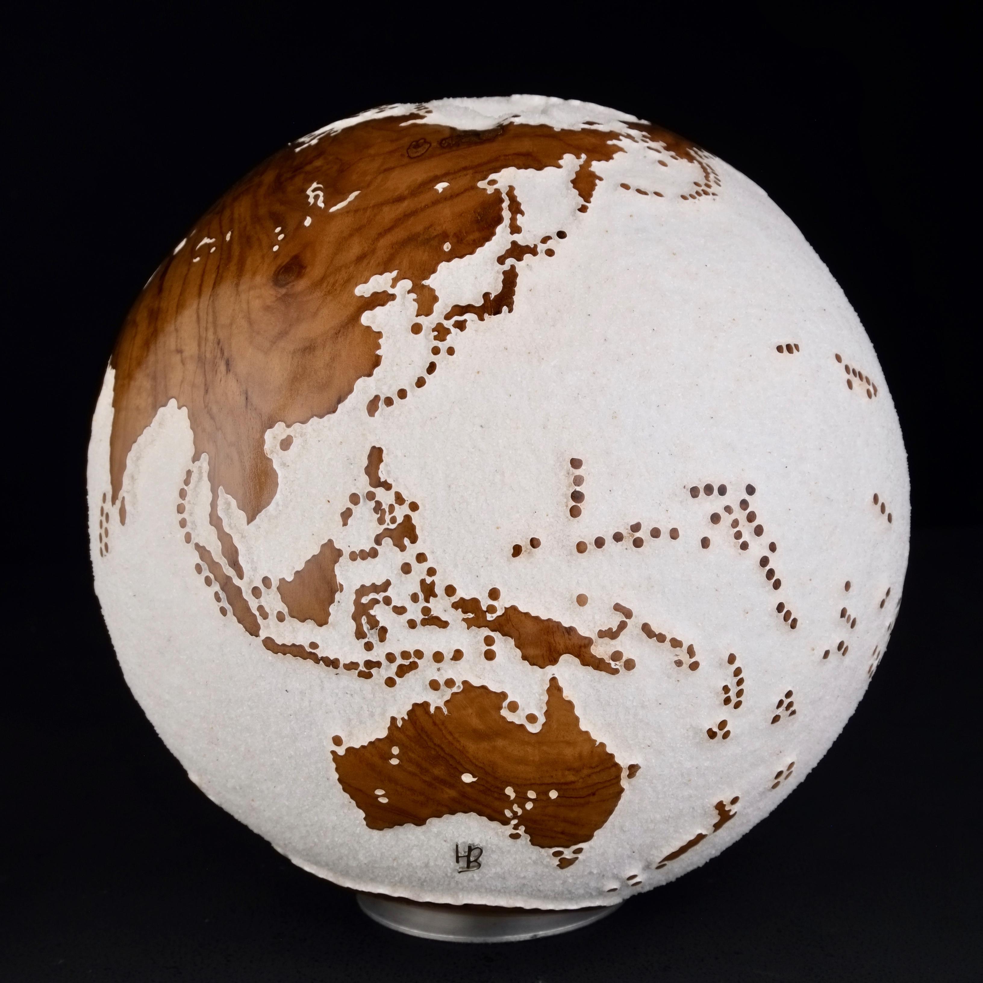 Globetrotter Teak Bruno Helgen Zeitgenössische gedrechselte Holzkugelskulptur im Angebot 4