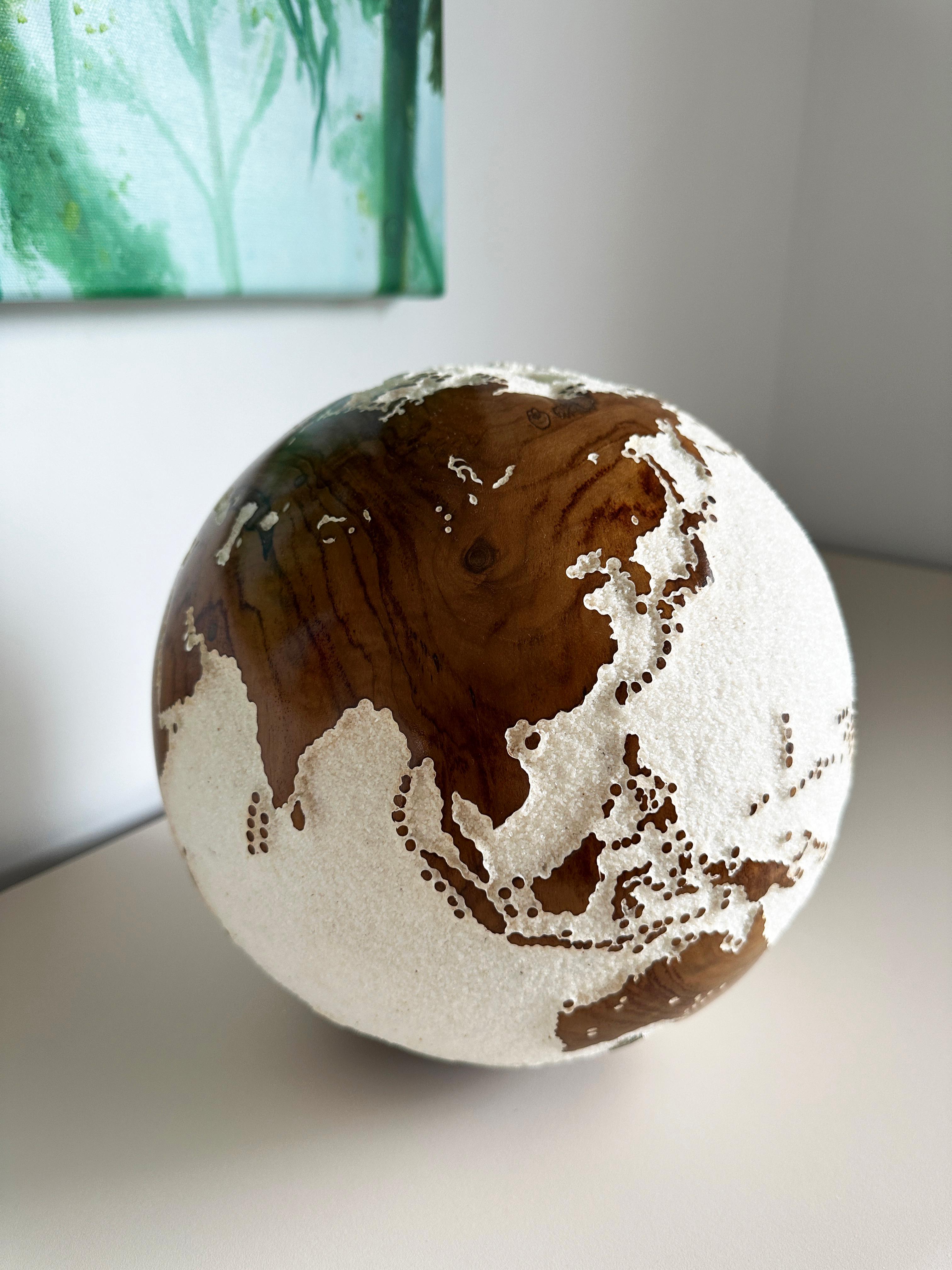 Globetrotter Teak Bruno Helgen Zeitgenössische gedrechselte Holzkugelskulptur im Angebot 5