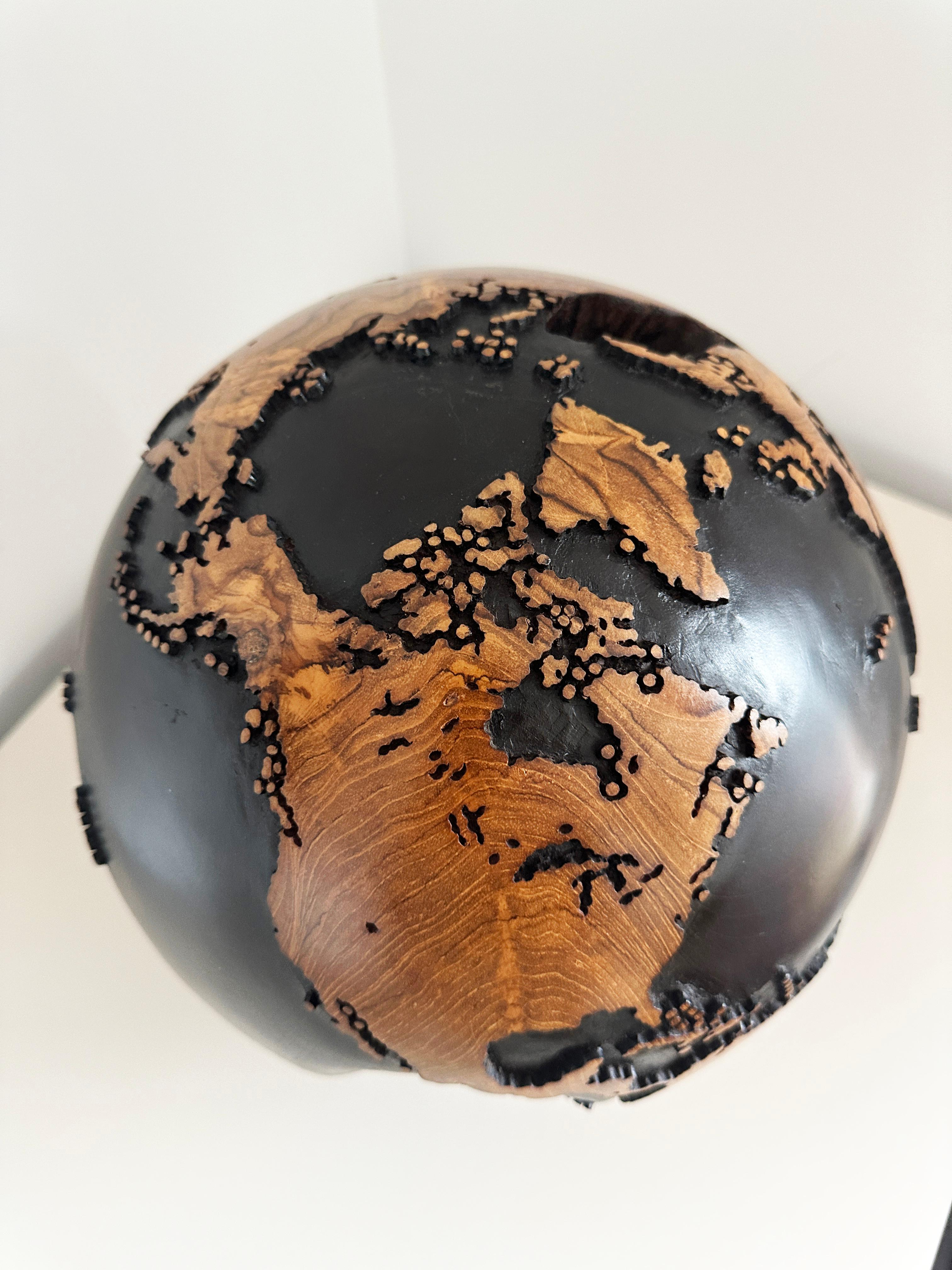 C'est une aventure Teck Walnut Stain by Bruno Helgen - sculpture globe en bois  en vente 10