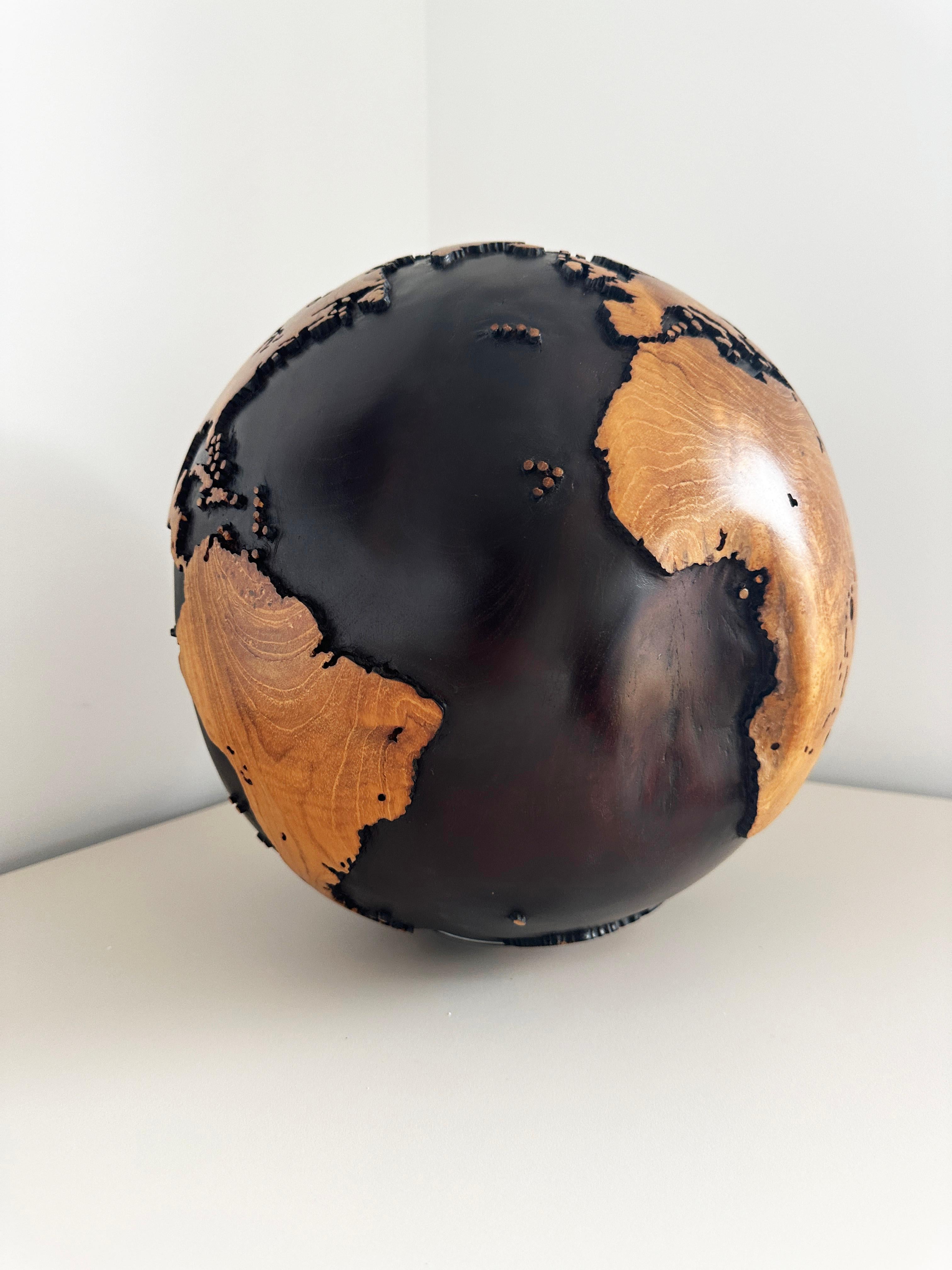 C'est une aventure Teck Walnut Stain by Bruno Helgen - sculpture globe en bois  en vente 12