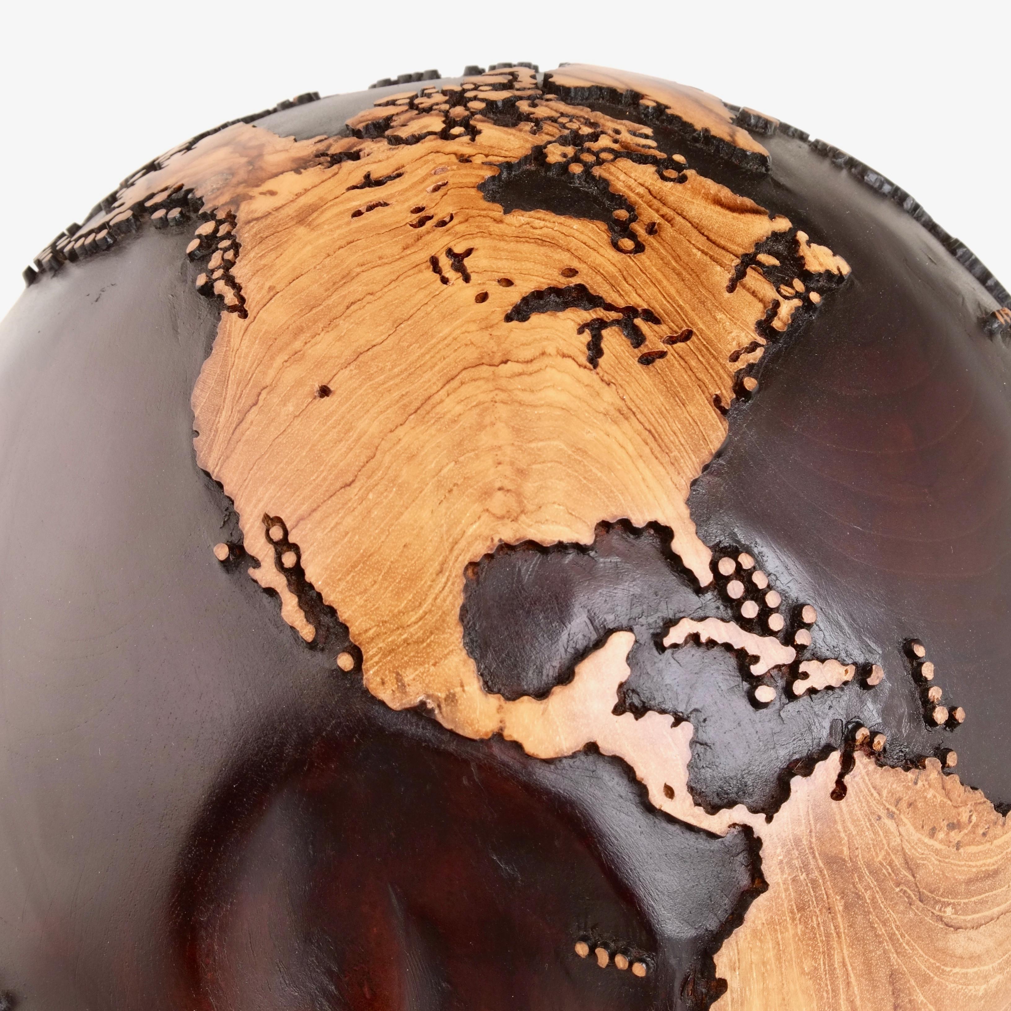 Es ist ein Abenteuer Teakholzbezug aus Nussbaumholz von Bruno Helgen – Holzkugelskulptur im Angebot 13