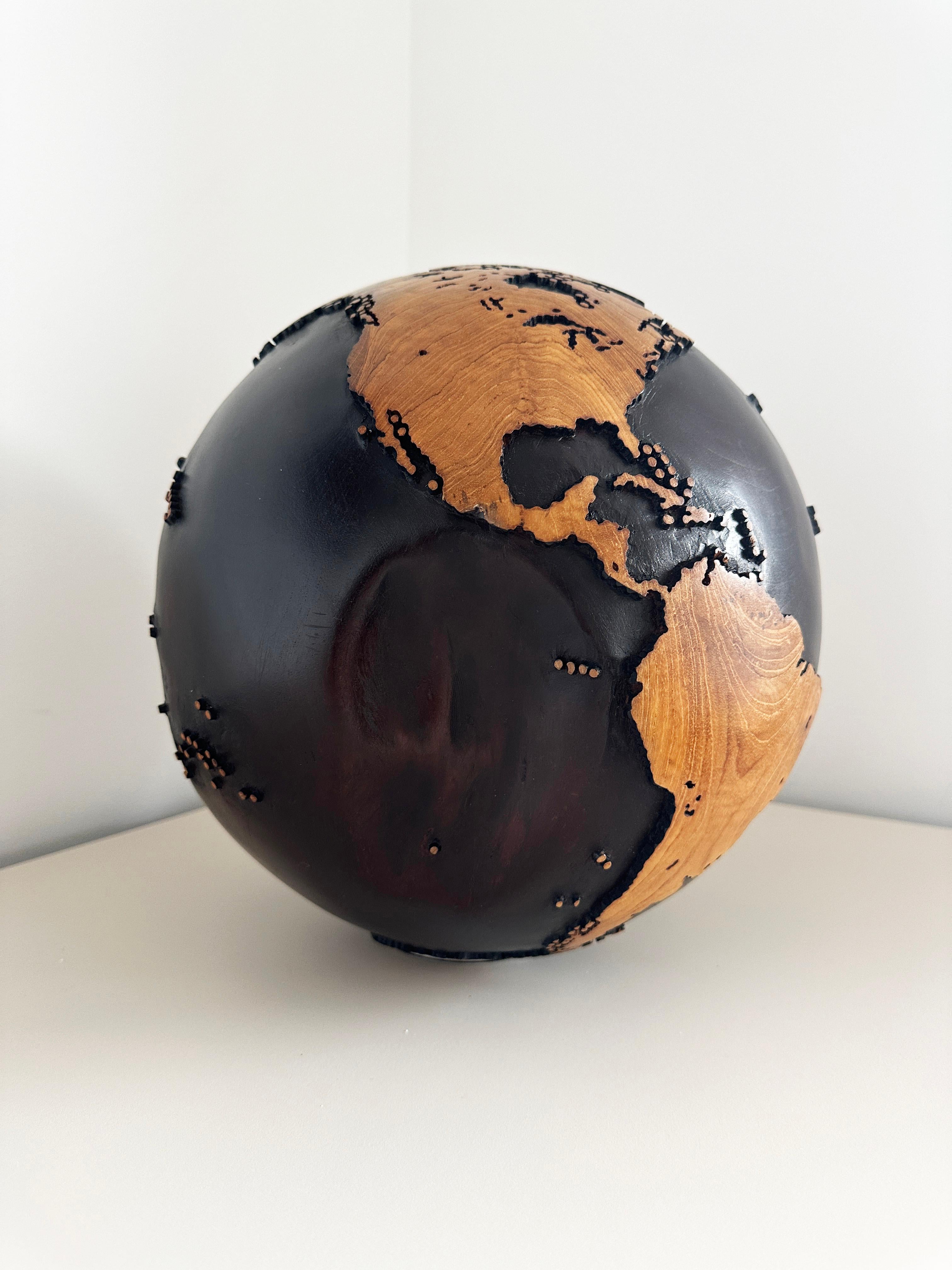 C'est une aventure Teck Walnut Stain by Bruno Helgen - sculpture globe en bois  en vente 14