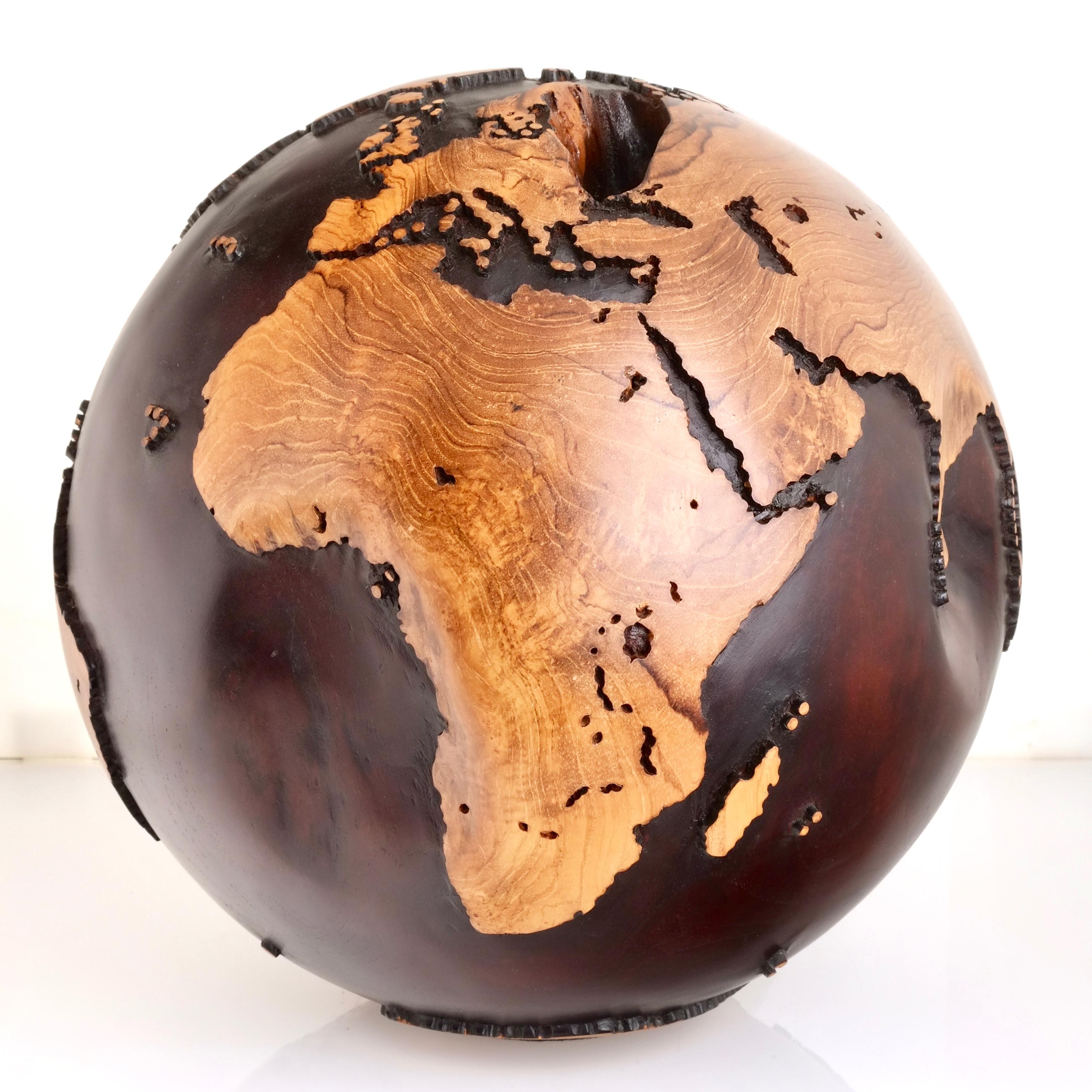 C'est une aventure Teck Walnut Stain by Bruno Helgen - sculpture globe en bois  en vente 2