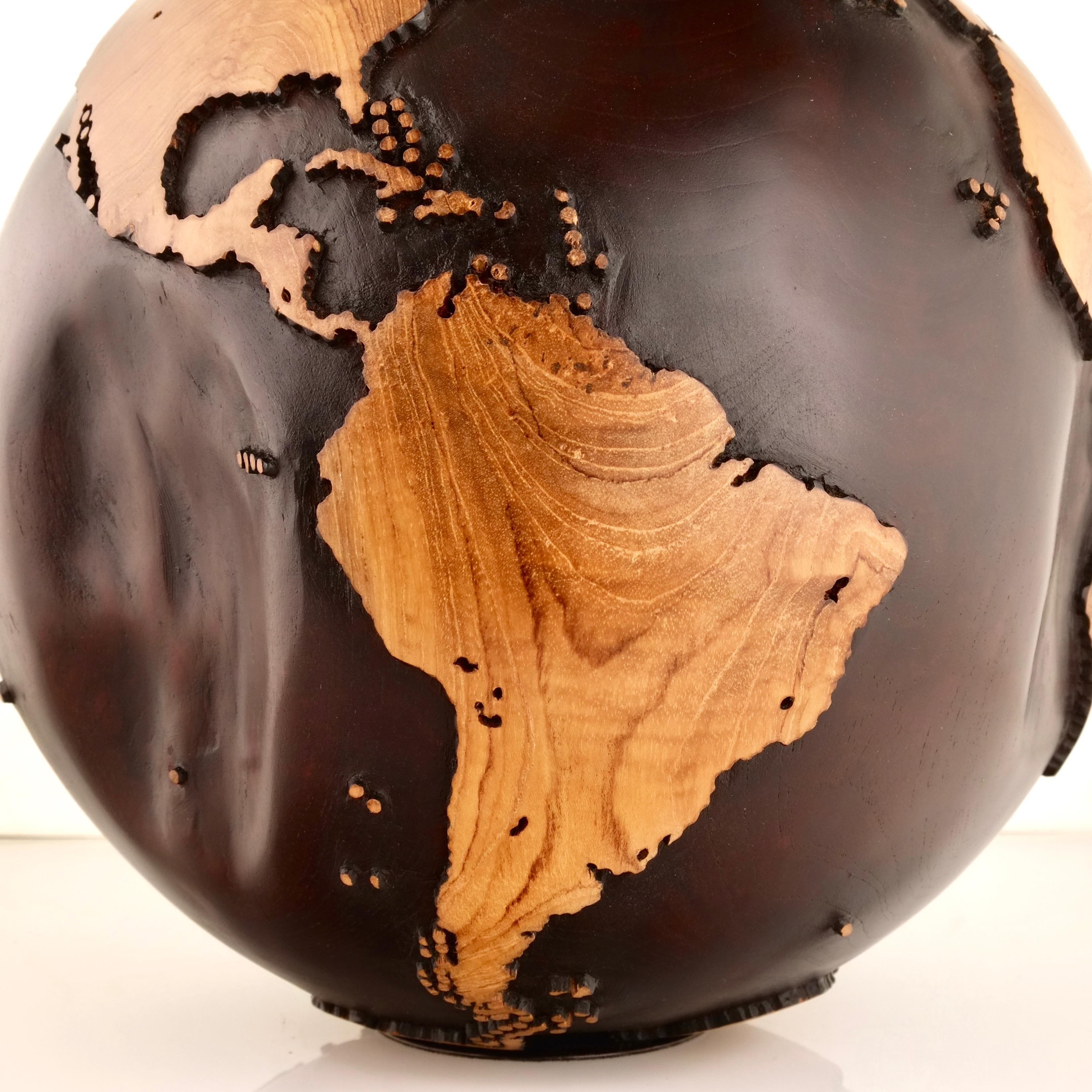C'est une aventure Teck Walnut Stain by Bruno Helgen - sculpture globe en bois  en vente 5