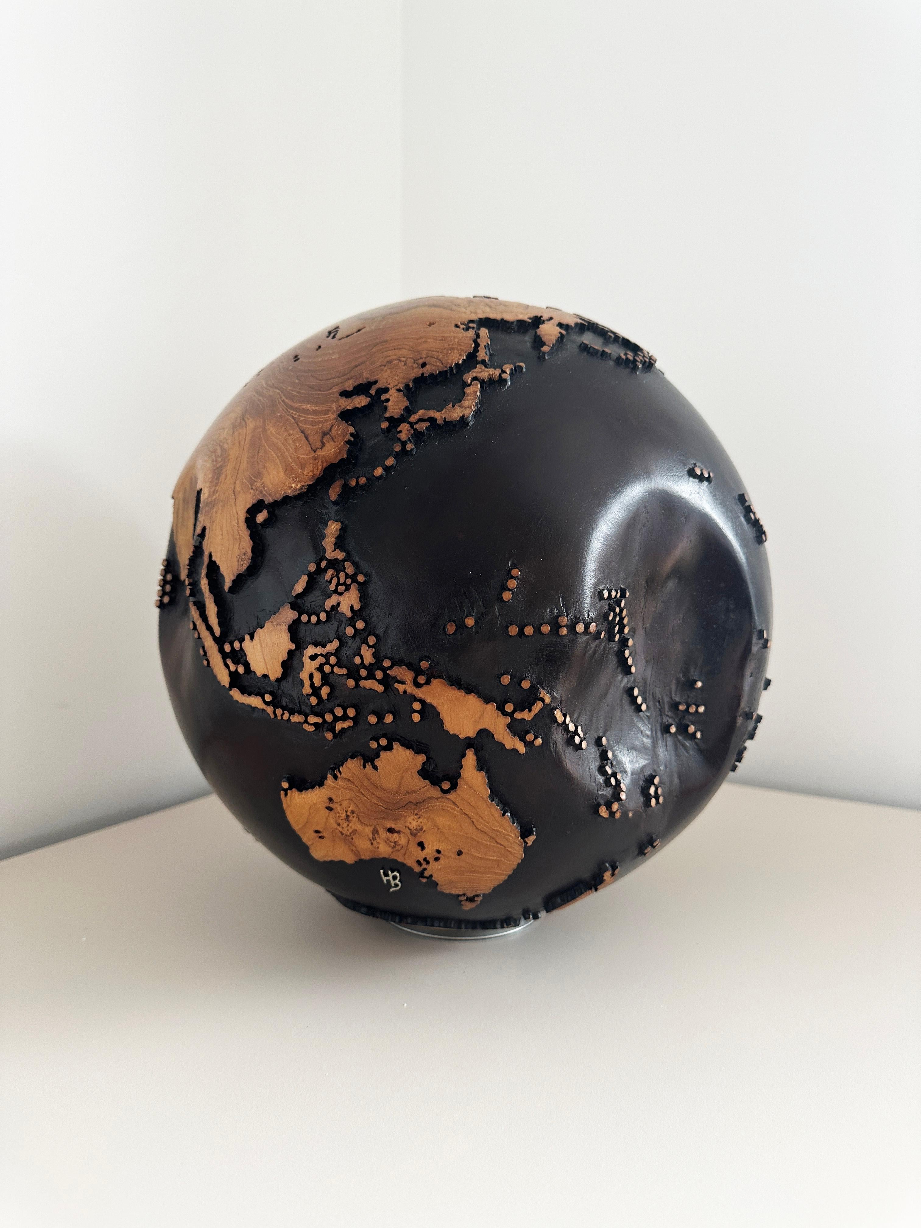 C'est une aventure Teck Walnut Stain by Bruno Helgen - sculpture globe en bois  en vente 6