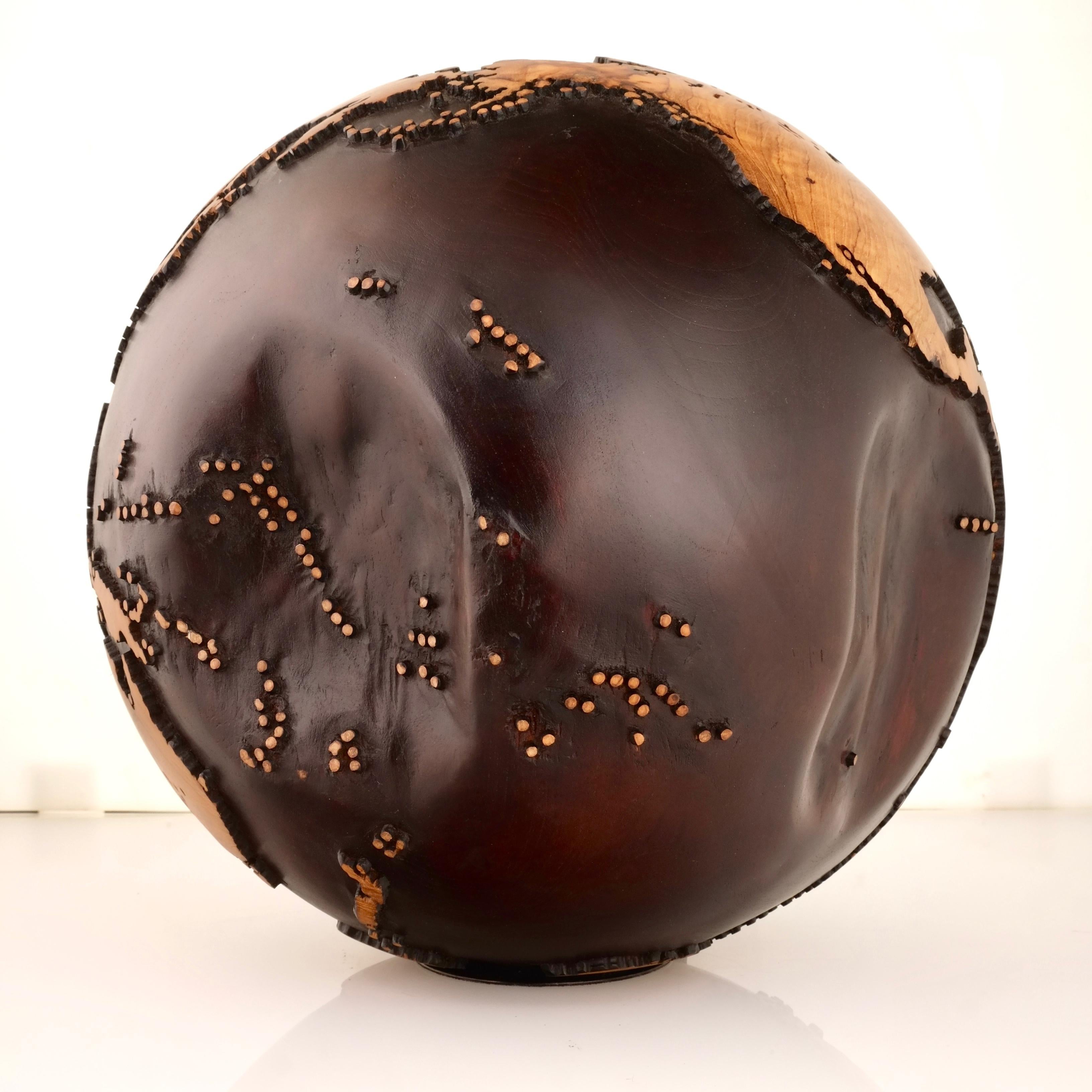 Es ist ein Abenteuer Teakholzbezug aus Nussbaumholz von Bruno Helgen – Holzkugelskulptur im Angebot 7