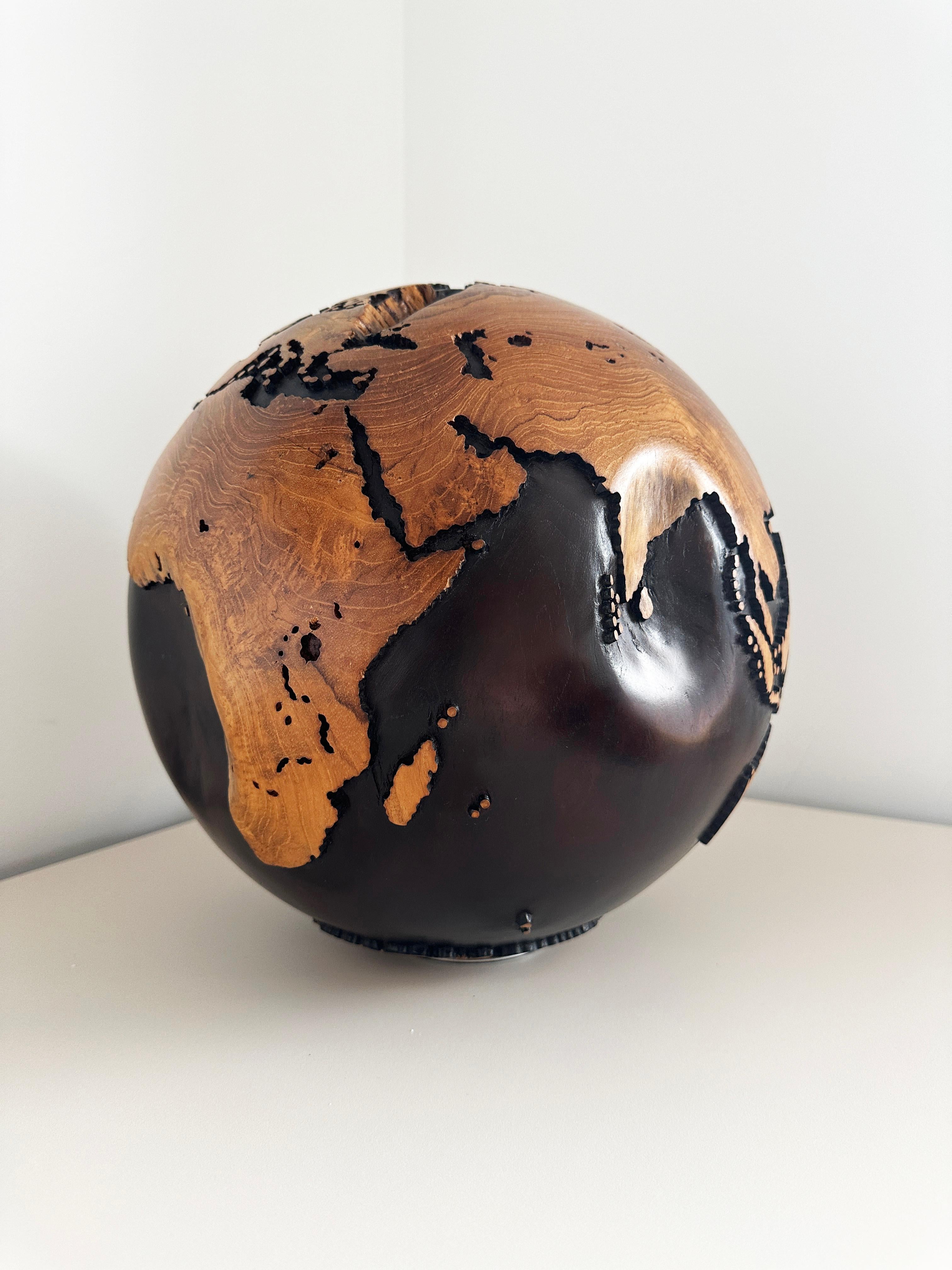 Es ist ein Abenteuer Teakholzbezug aus Nussbaumholz von Bruno Helgen – Holzkugelskulptur im Angebot 8