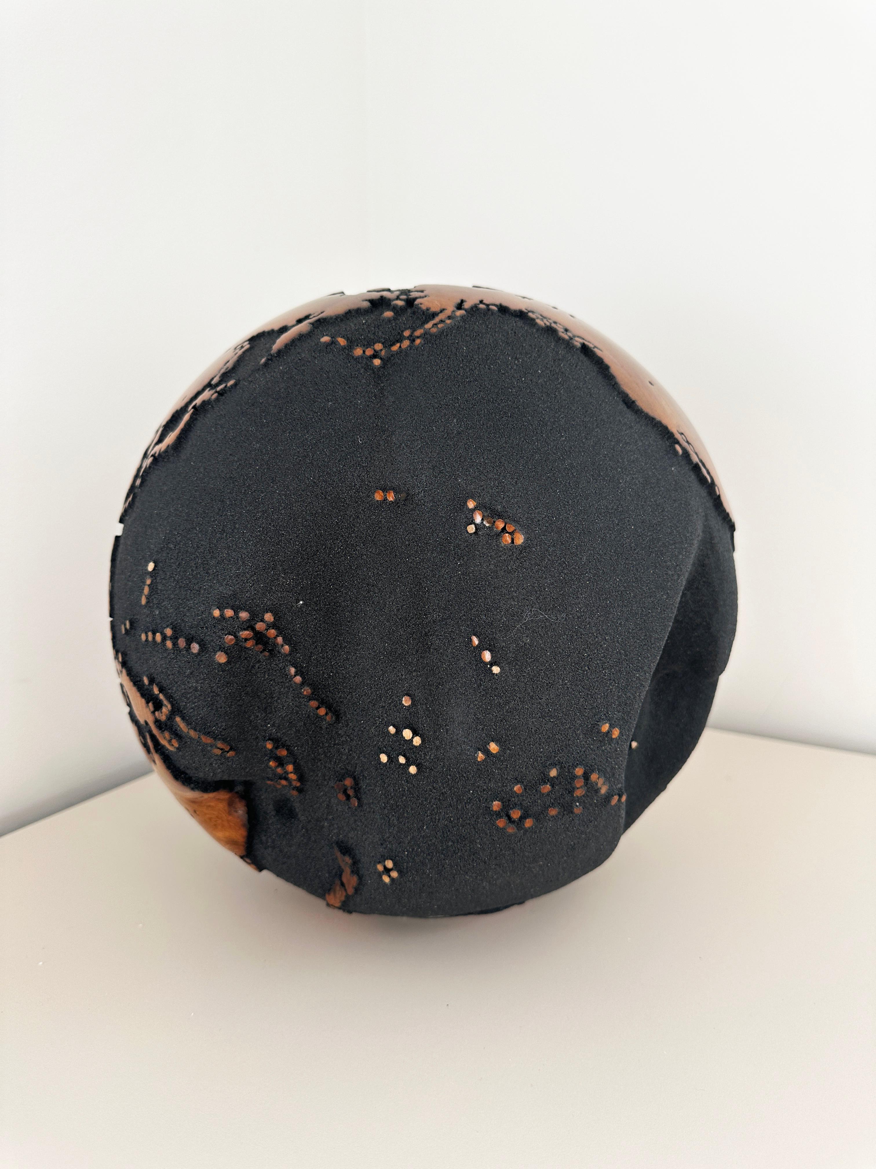 Let's explore the world Black Teck Globe de Bruno Helgen - sculpture en bois de globe  en vente 18