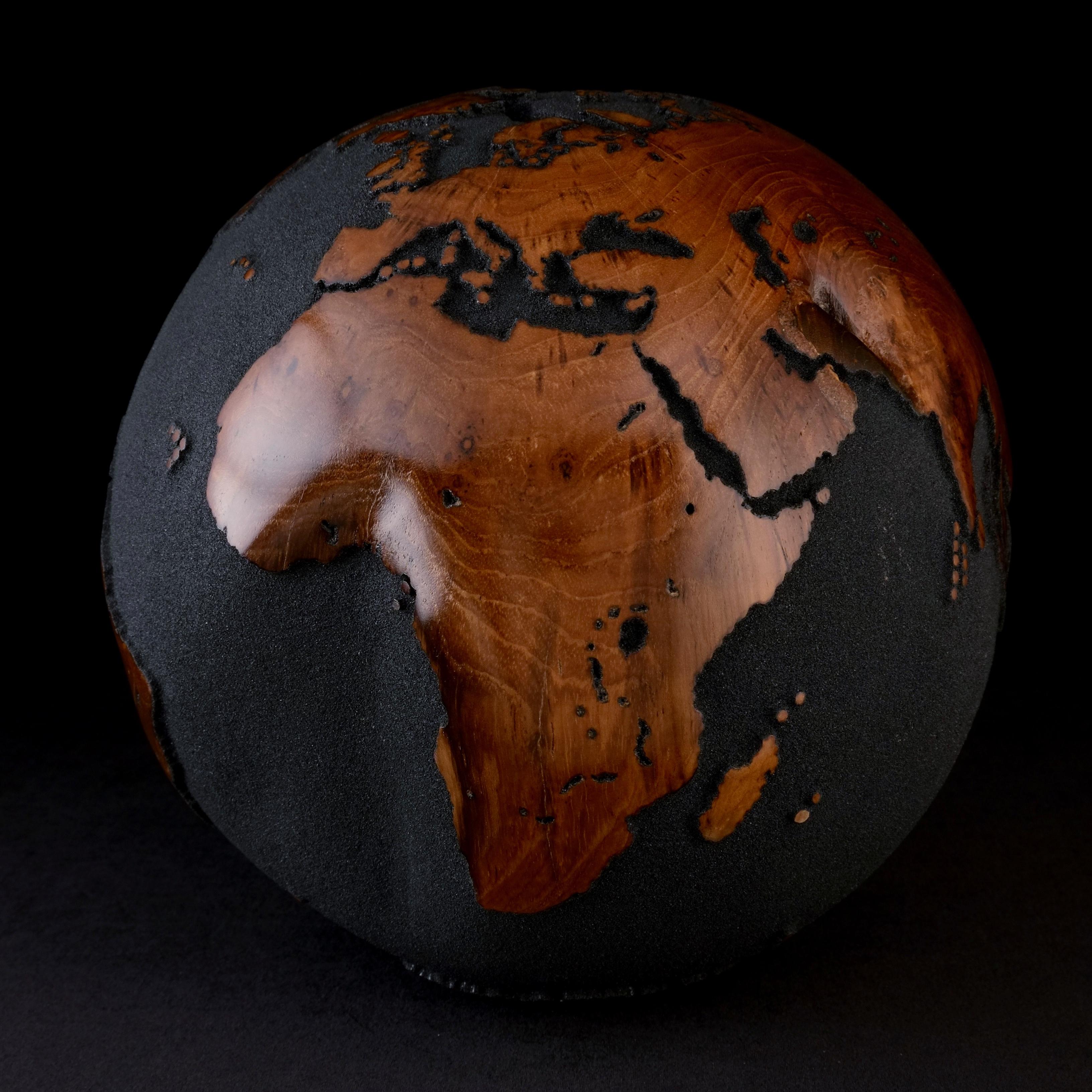 Lassen Sie uns die Welt mit dem schwarzen Teakholzkugel von Bruno Helgen erkunden – Holzkugelskulptur  im Angebot 1