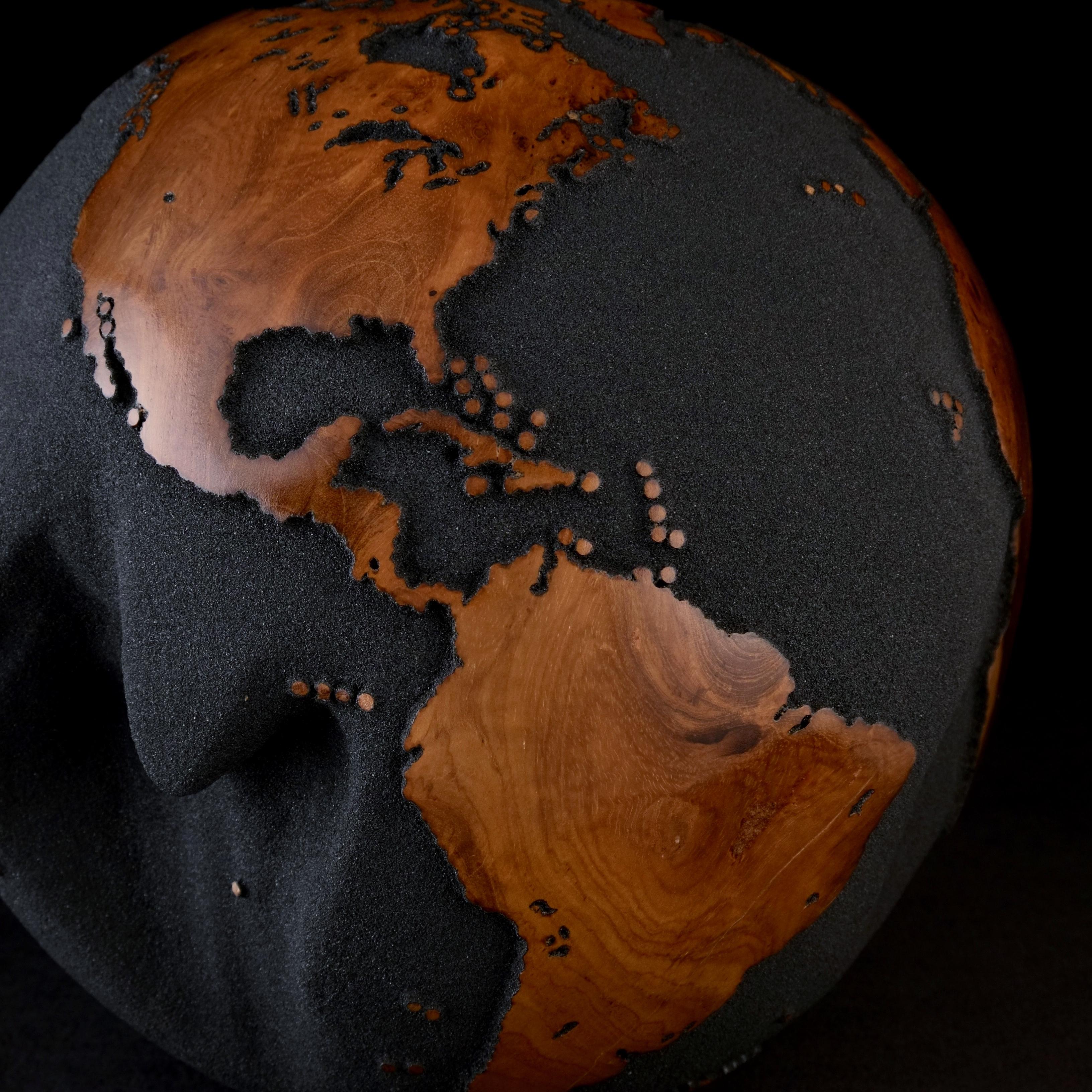 Let's explore the world Black Teck Globe de Bruno Helgen - sculpture en bois de globe  en vente 13