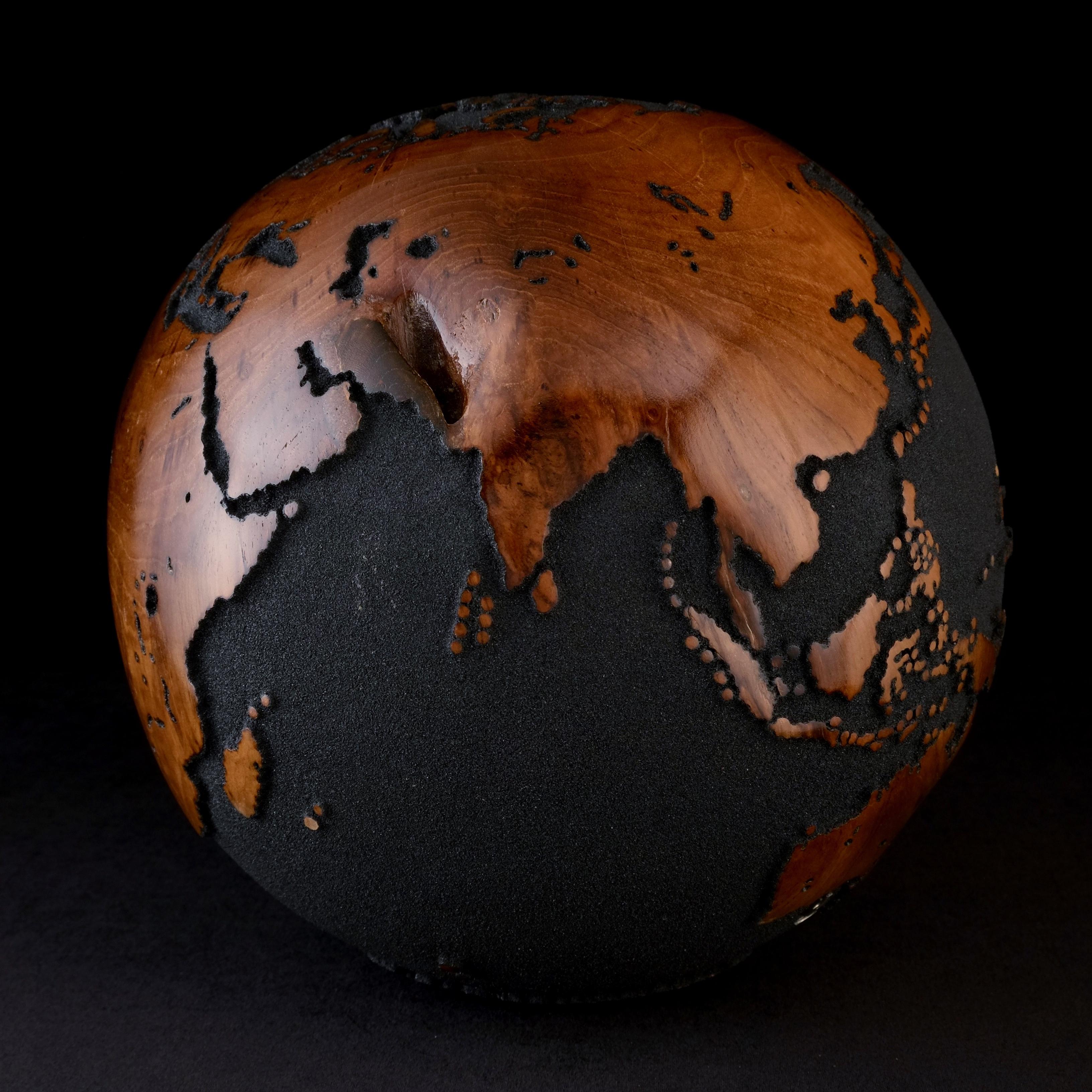 Let's explore the world by Bruno Helgen - teak wood lava sand globe sculpture en vente 9