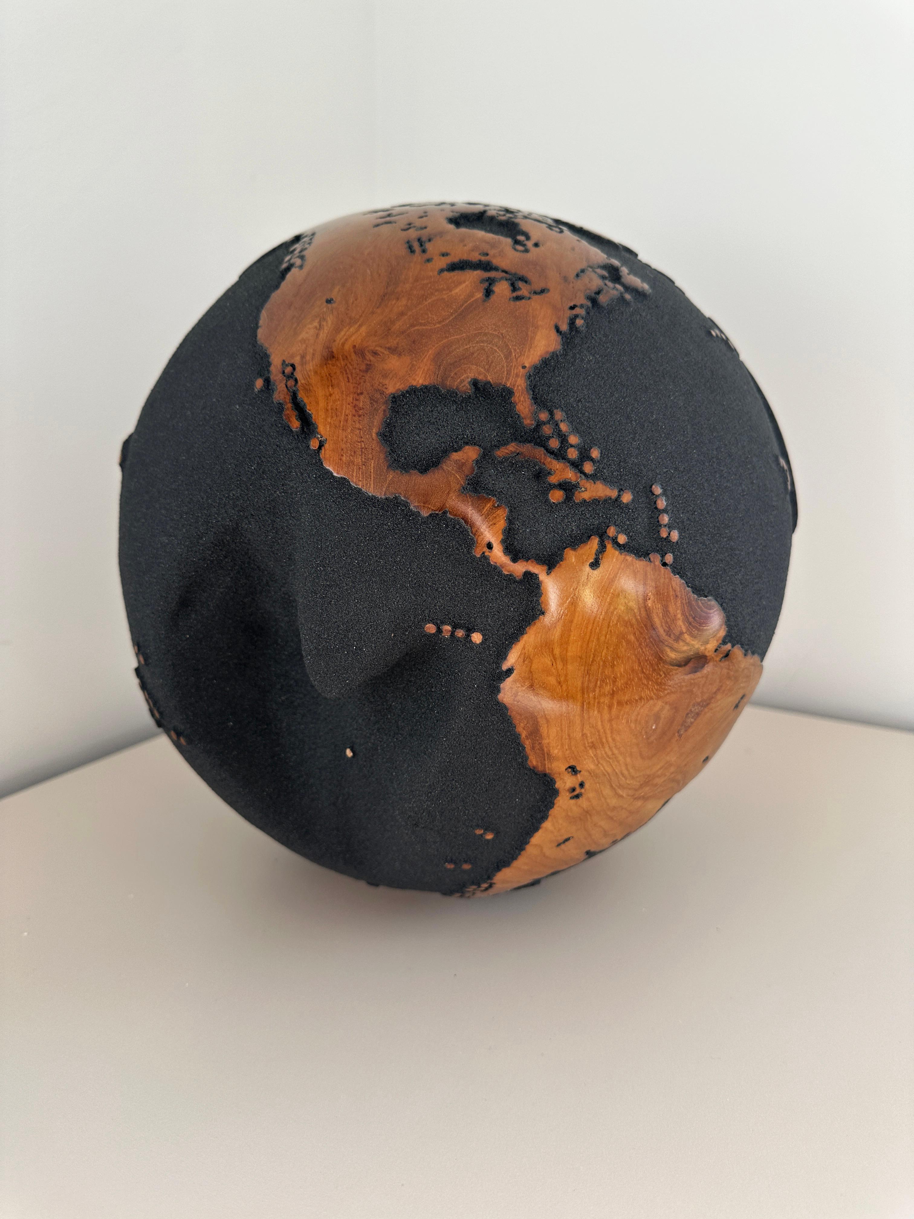 Let's explore the world by Bruno Helgen - teak wood lava sand globe sculpture en vente 10
