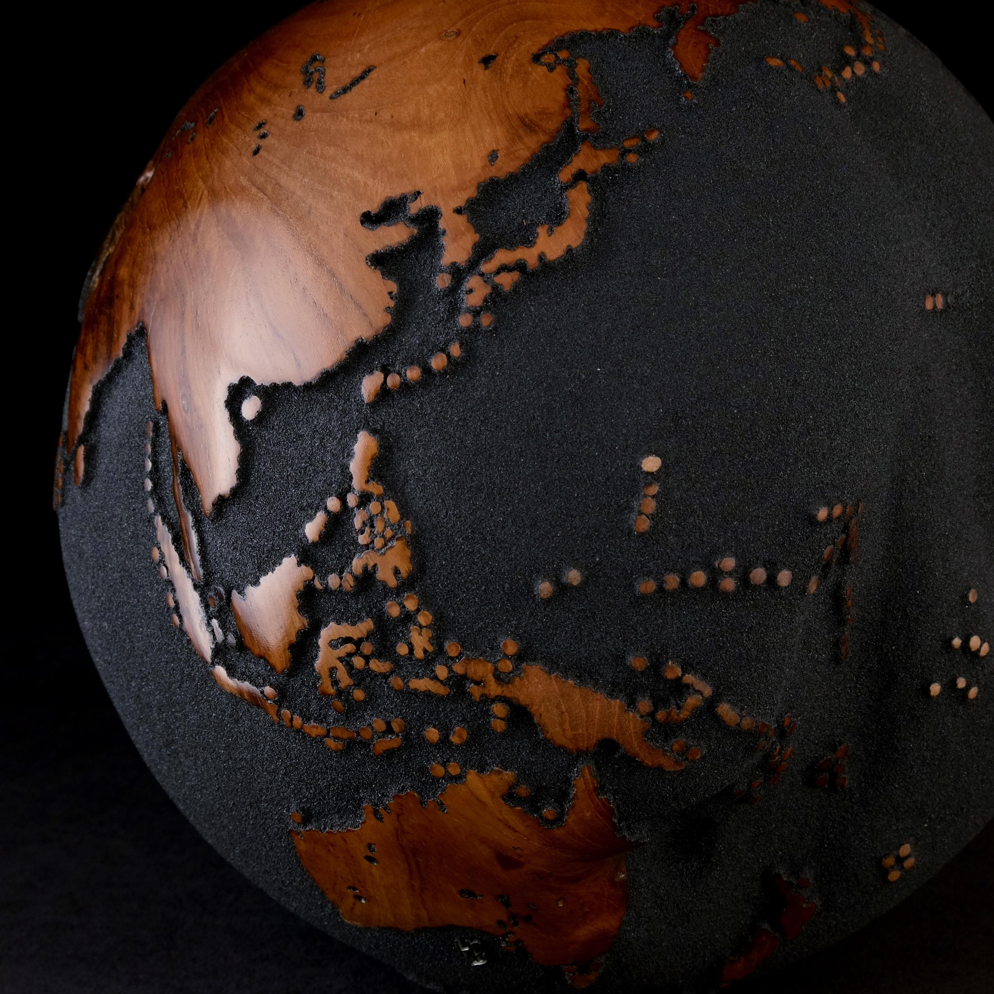 Let's explore the world by Bruno Helgen - teak wood lava sand globe sculpture en vente 11