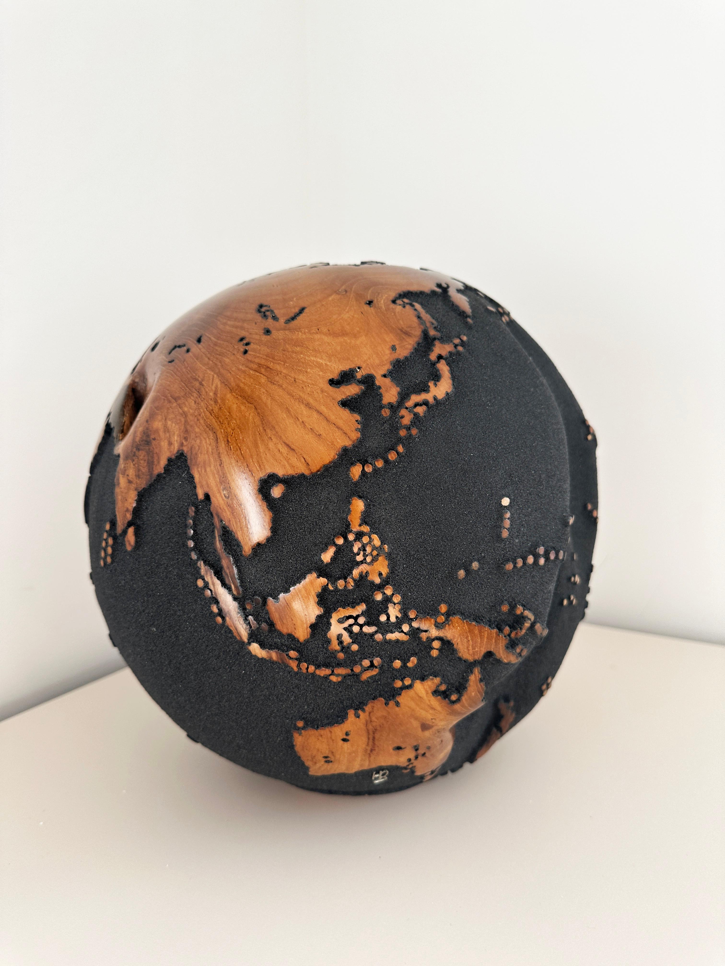Let's explore the world by Bruno Helgen - teak wood lava sand globe sculpture en vente 12