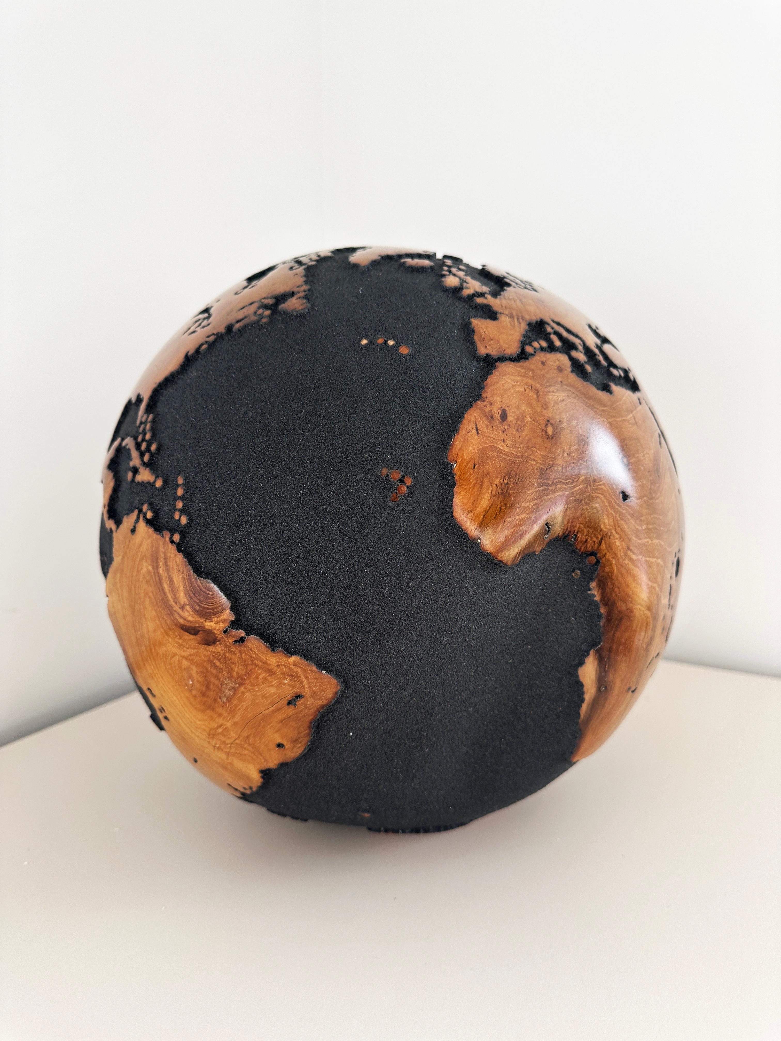 Let's explore the world by Bruno Helgen - teak wood lava sand globe sculpture en vente 14