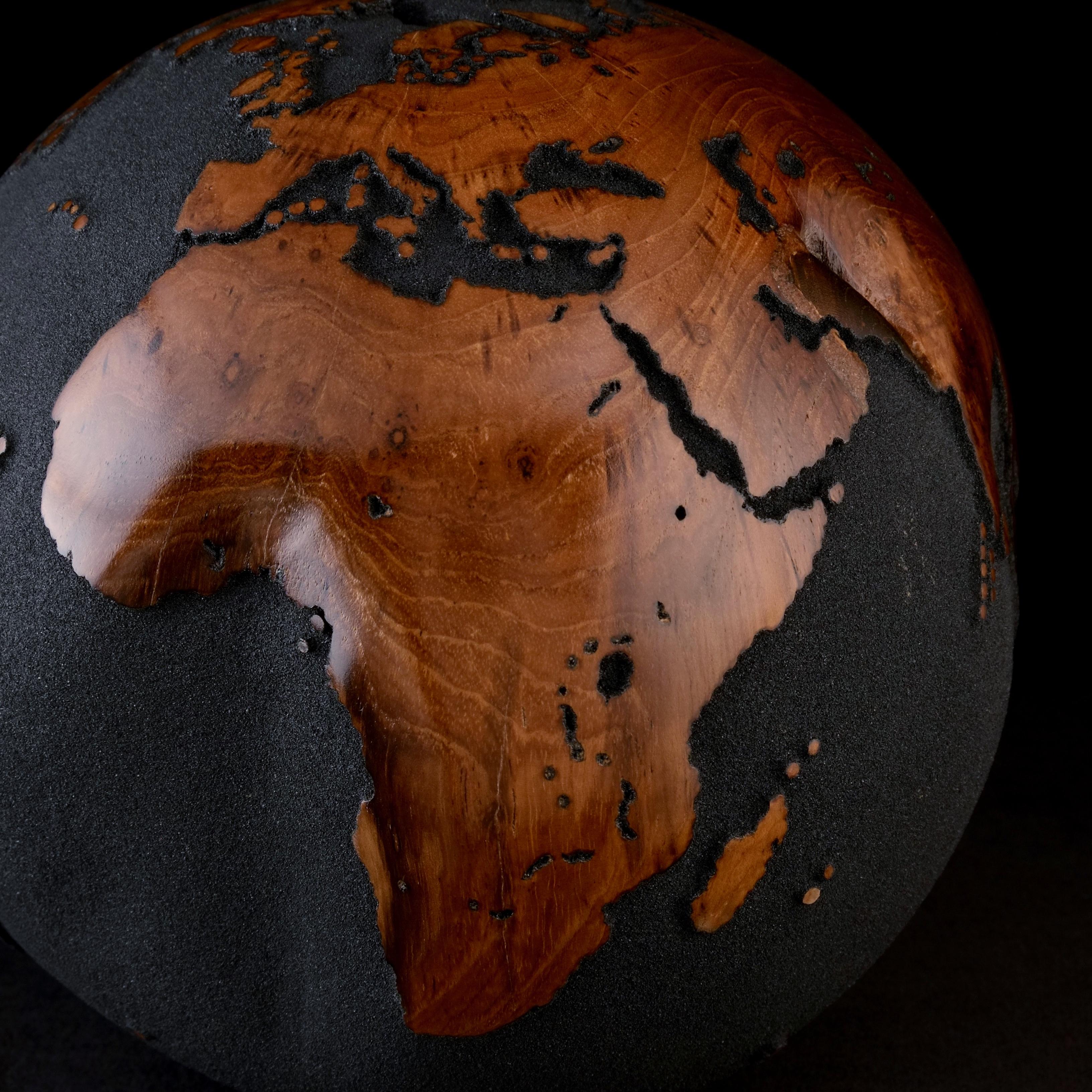 Let's explore the world by Bruno Helgen - teak wood lava sand globe sculpture en vente 15