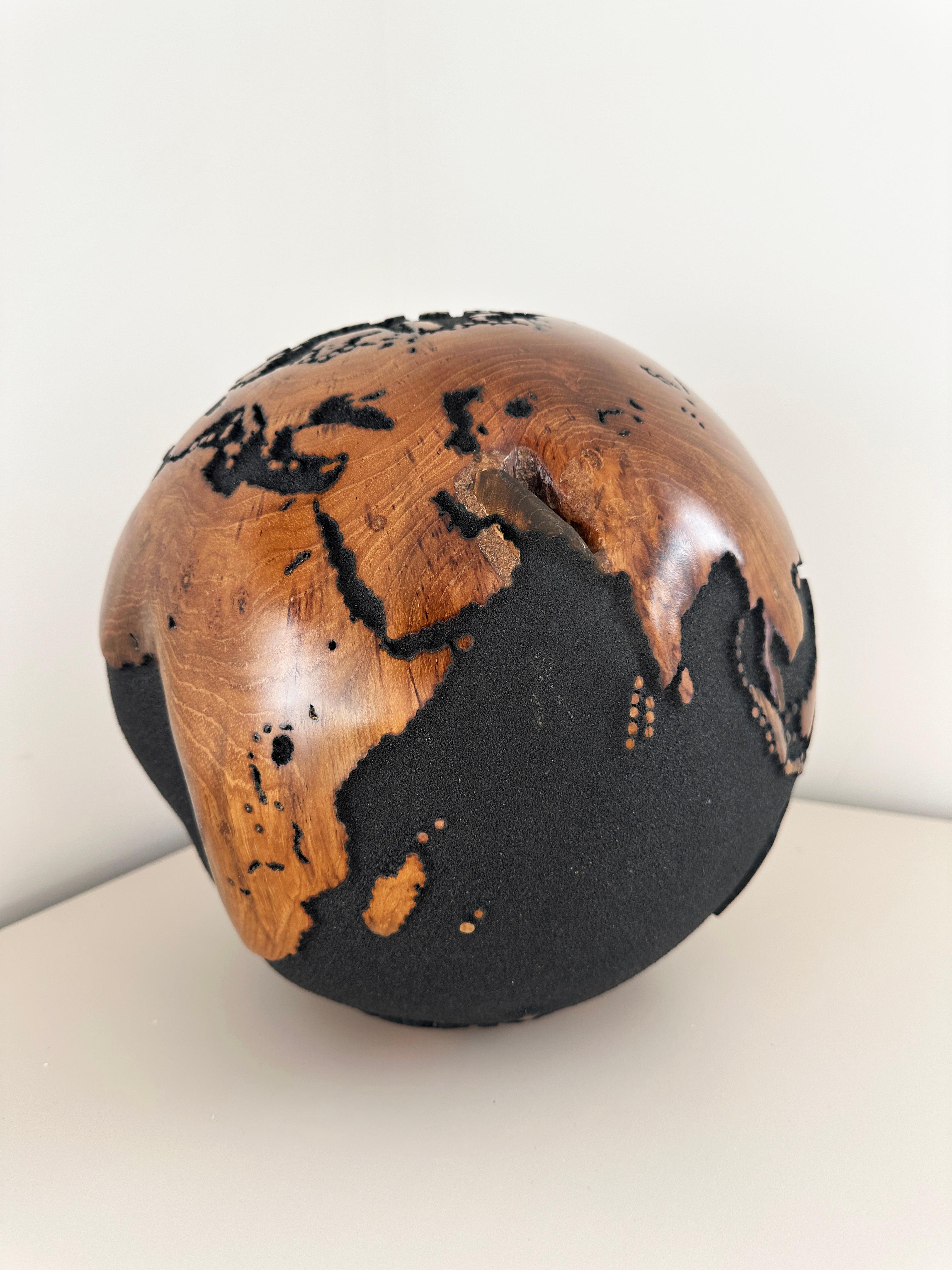 Let's explore the world by Bruno Helgen - teak wood lava sand globe sculpture en vente 16