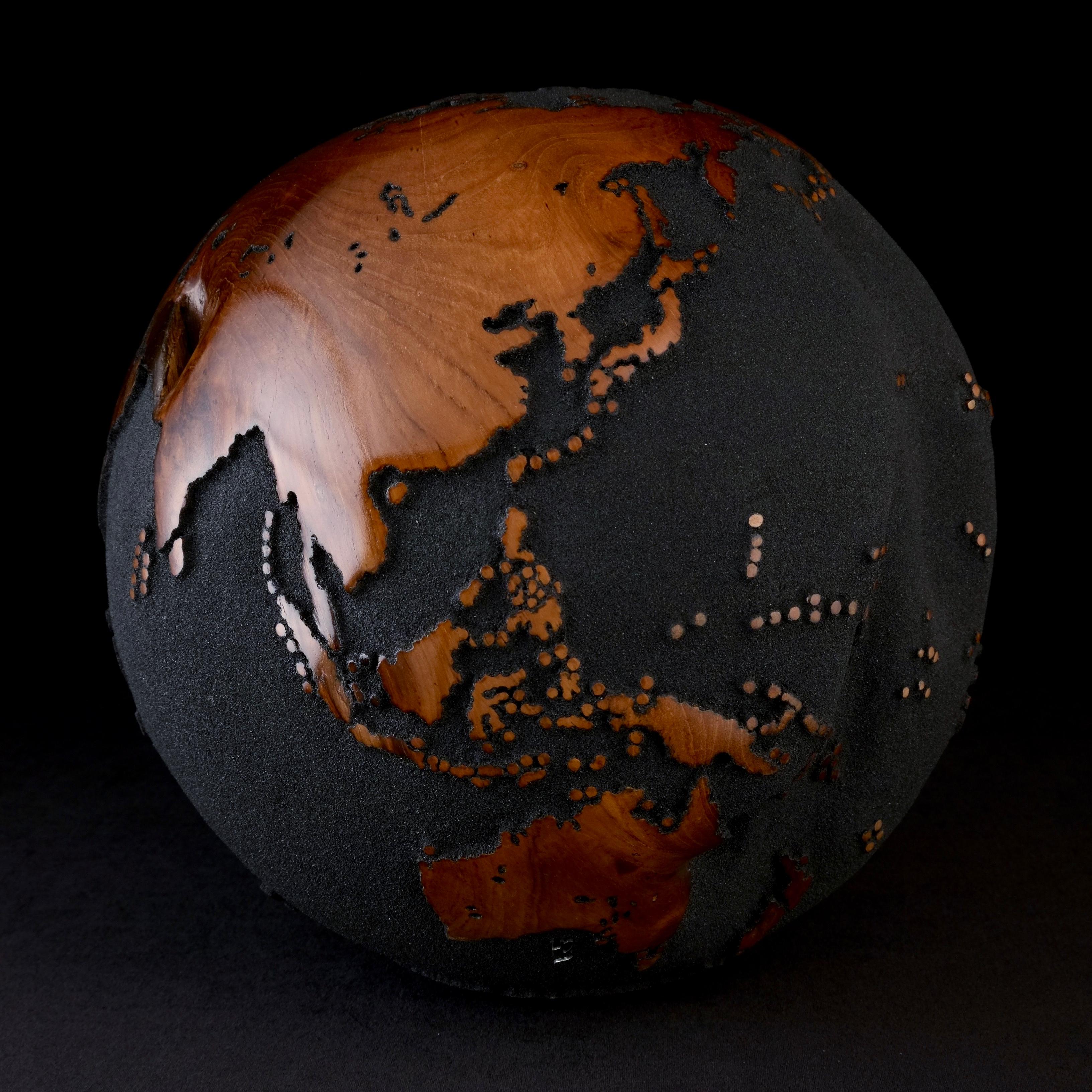 Let's explore the world by Bruno Helgen - teak wood lava sand globe sculpture en vente 3