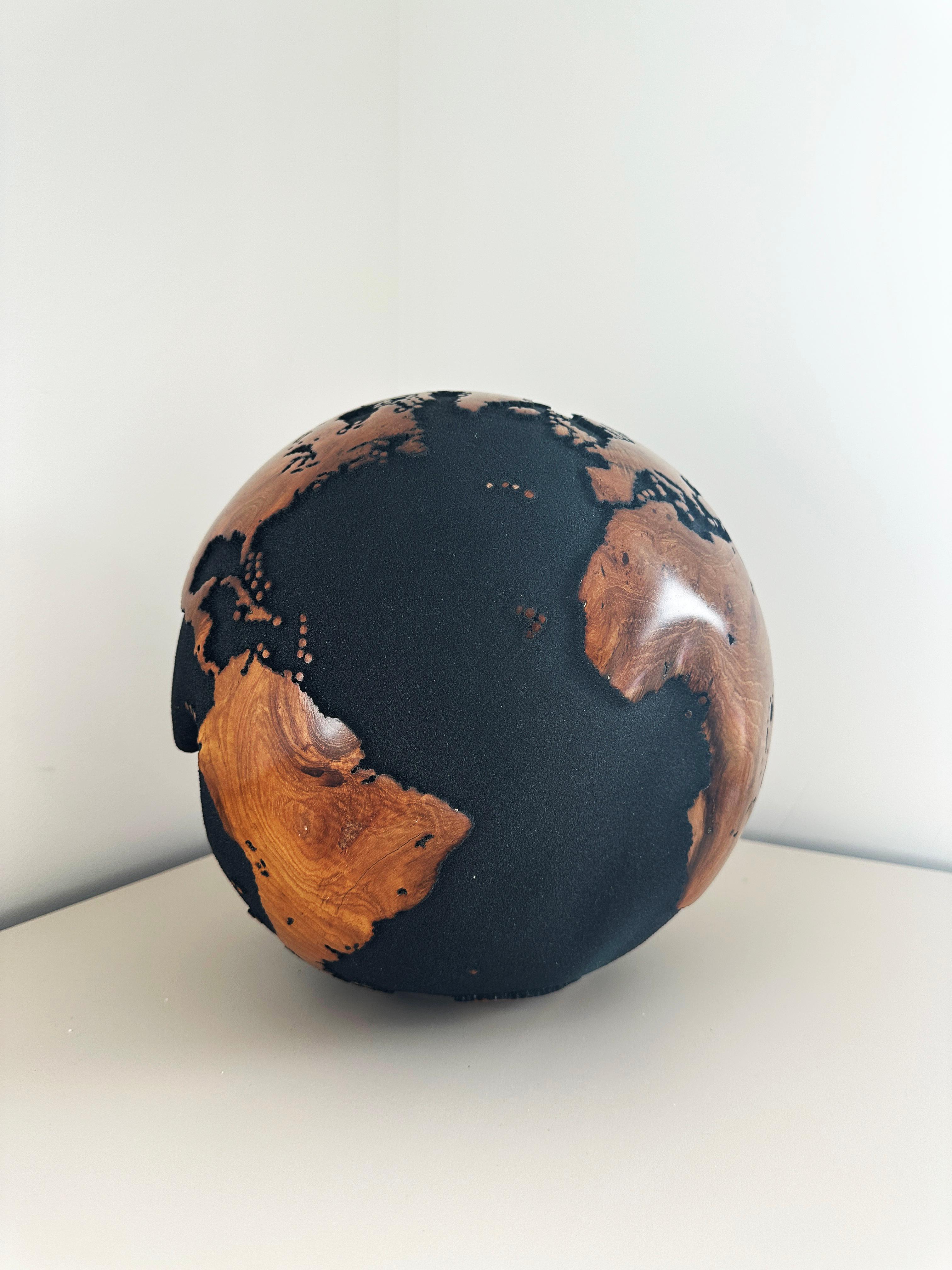 Let's explore the world by Bruno Helgen - teak wood lava sand globe sculpture en vente 6