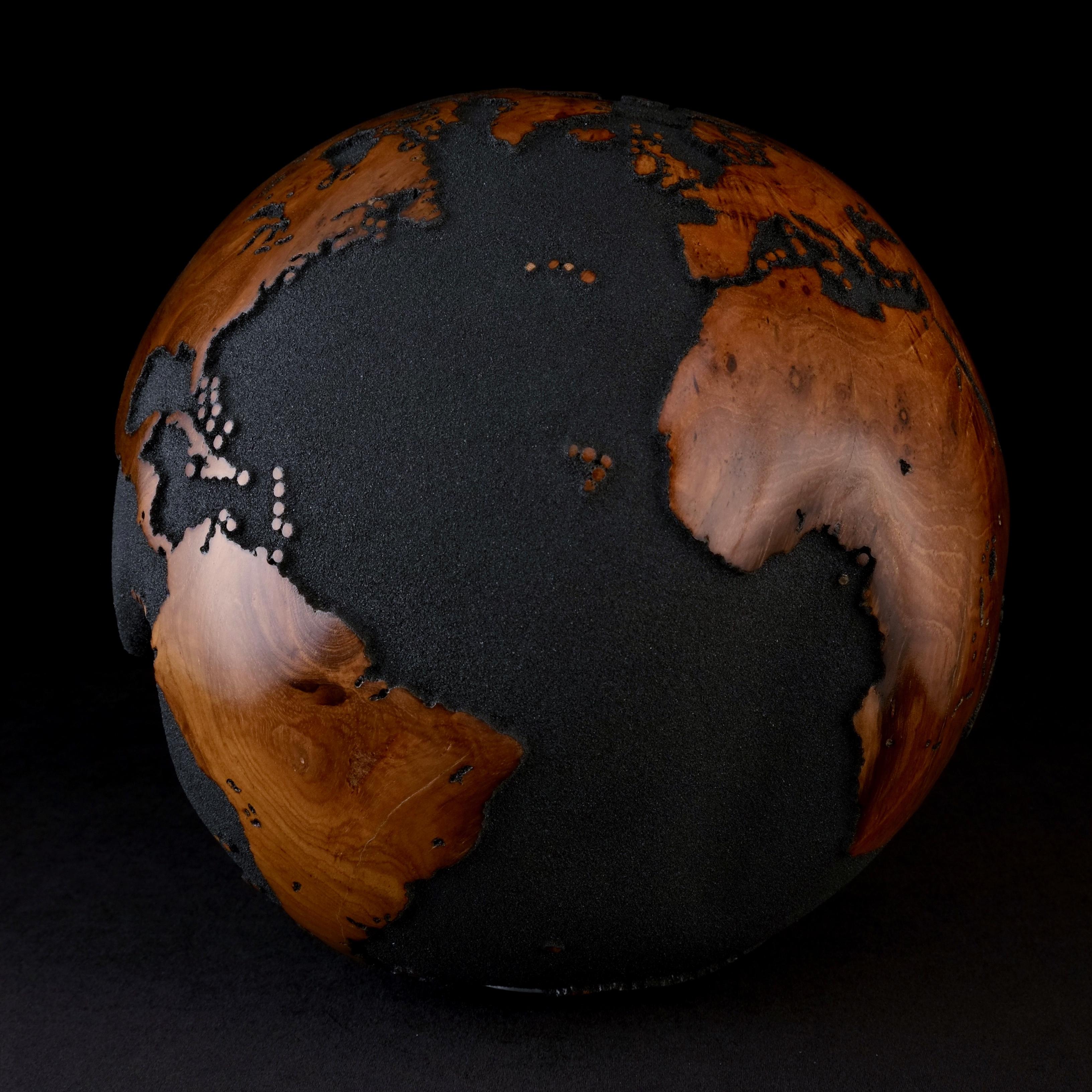 Let's explore the world by Bruno Helgen - teak wood lava sand globe sculpture en vente 7