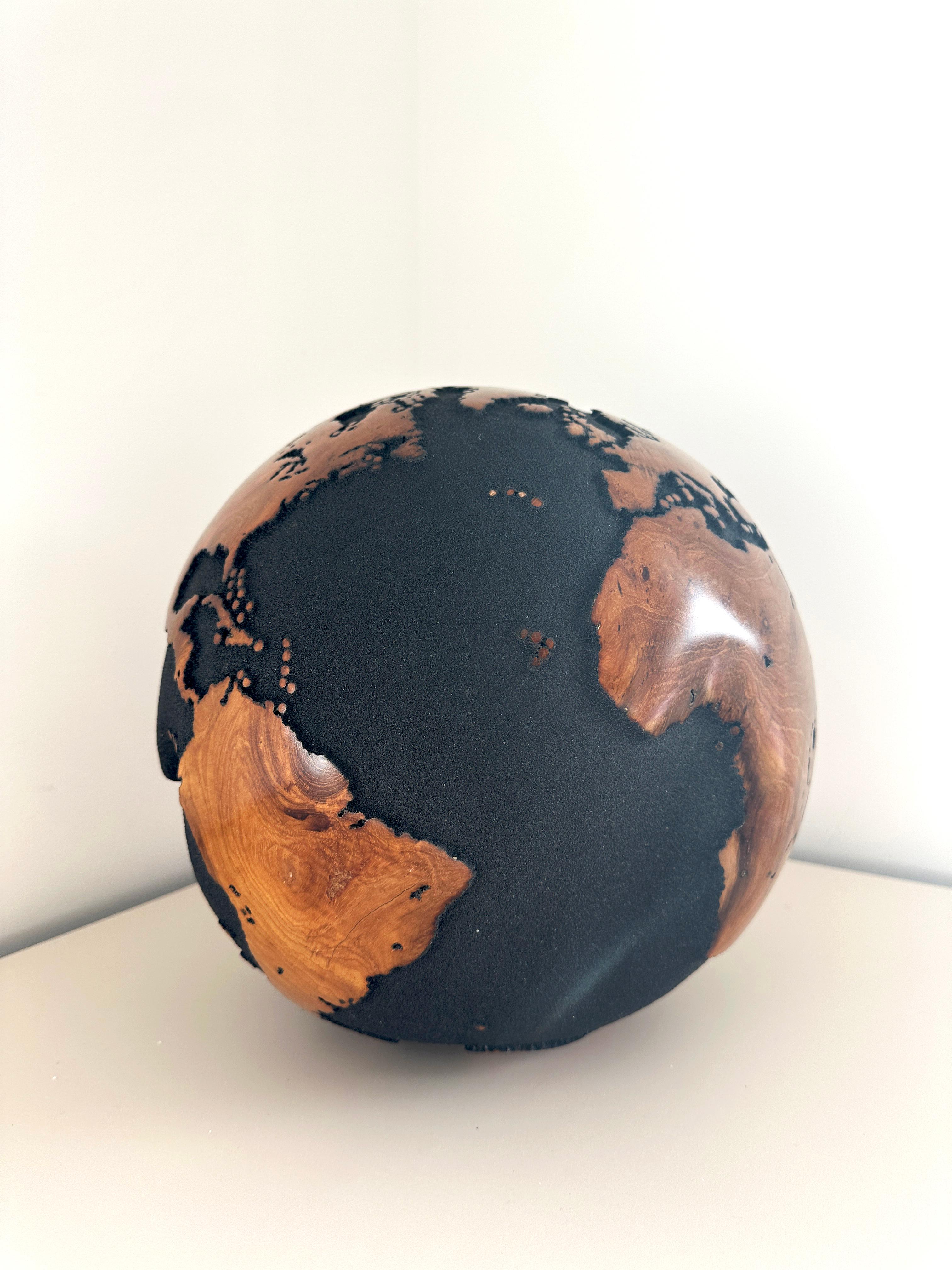 Let's explore the world by Bruno Helgen - teak wood lava sand globe sculpture en vente 8