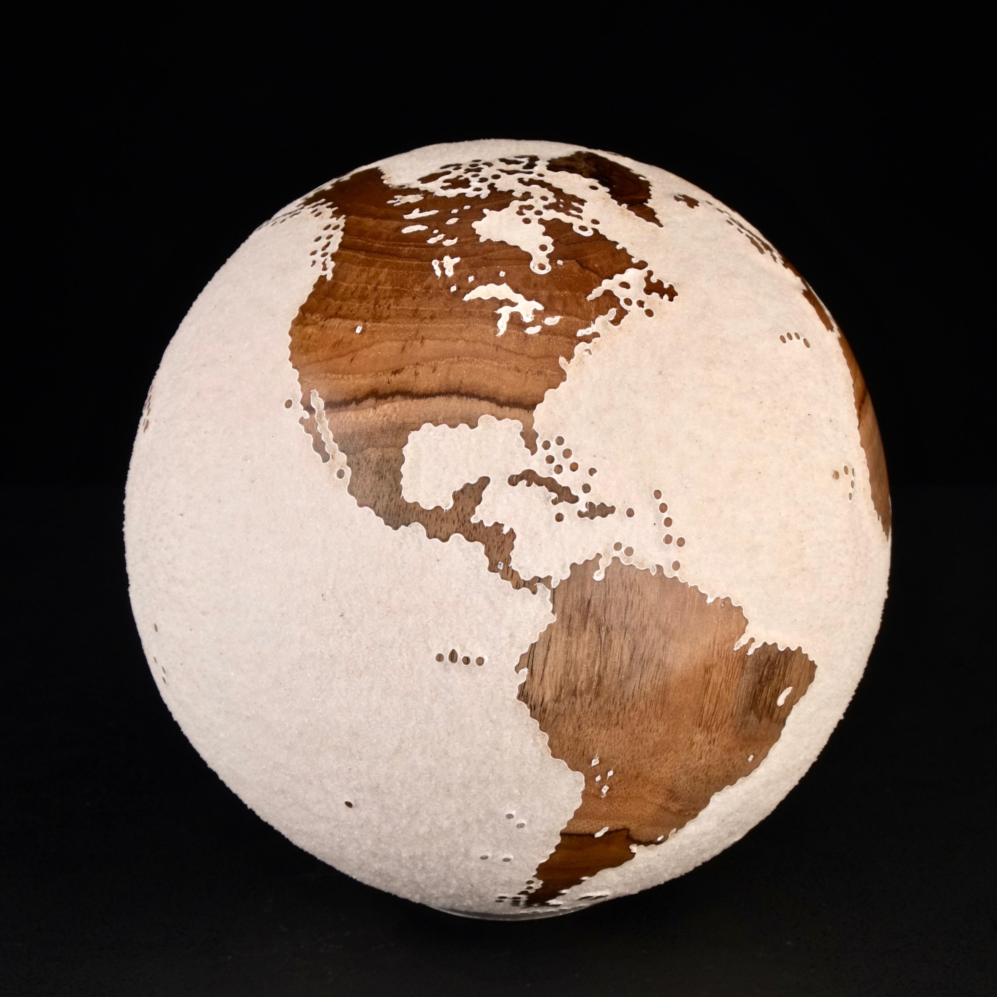 Le bois de teck et le sable de lave blanc font de ce magnifique globe tournant une véritable sculpture étonnante.
Réalisée à partir d'un morceau de bois entier, la sculpture est façonnée en fonction de la croissance de l'arbre.
Posée sur un socle