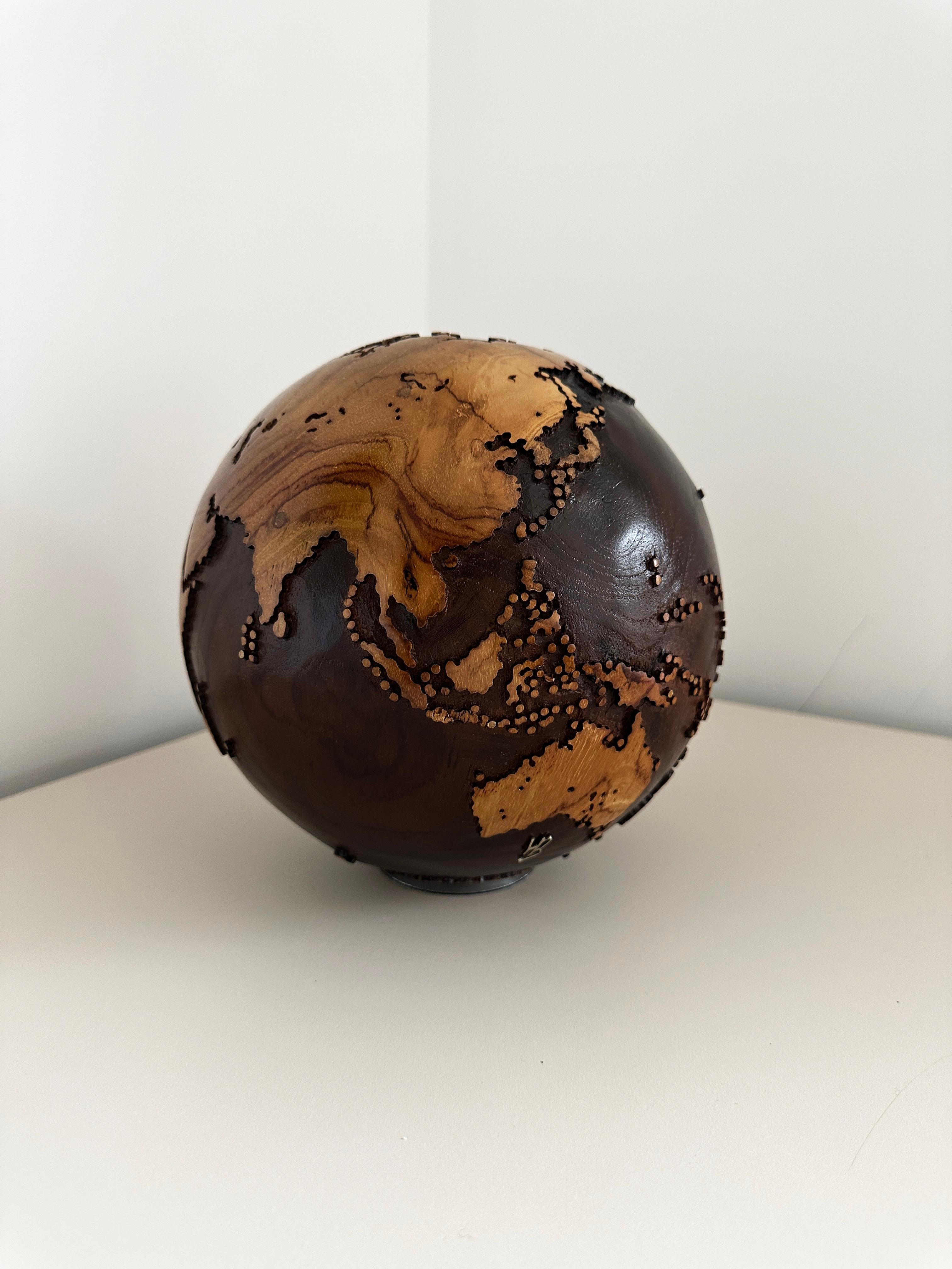 Make your Way Teak Walnut Stain par Bruno Helgen - sculpture d'un globe en bois  en vente 9
