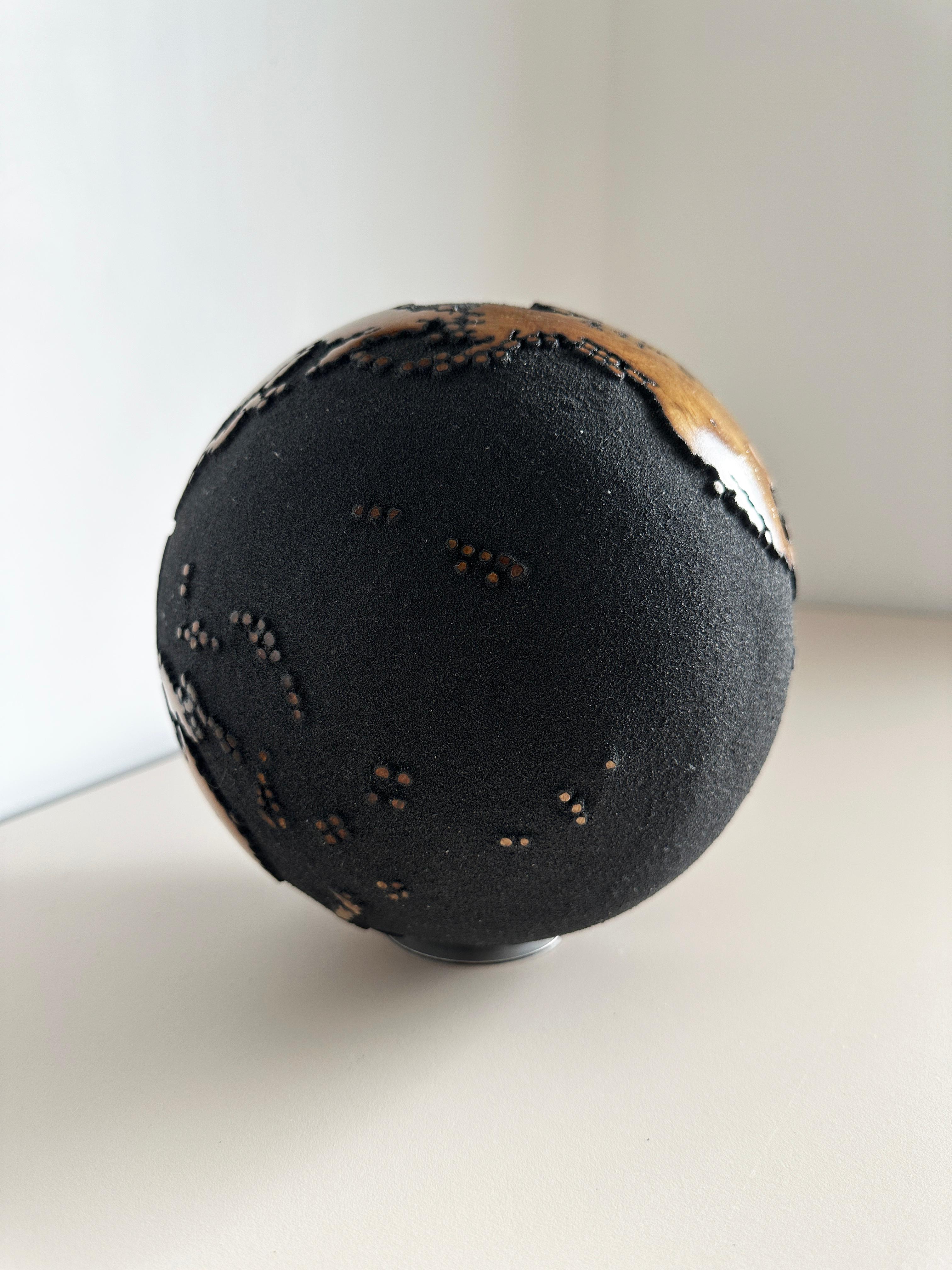 Mitternachtsreise Schwarzer Teakholzkugel von Bruno Helgen – Holzkugelskulptur im Angebot 13