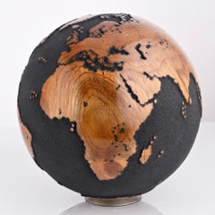 Globo in teak nero Midnight Journey di Bruno Helgen - globo scultura in legno