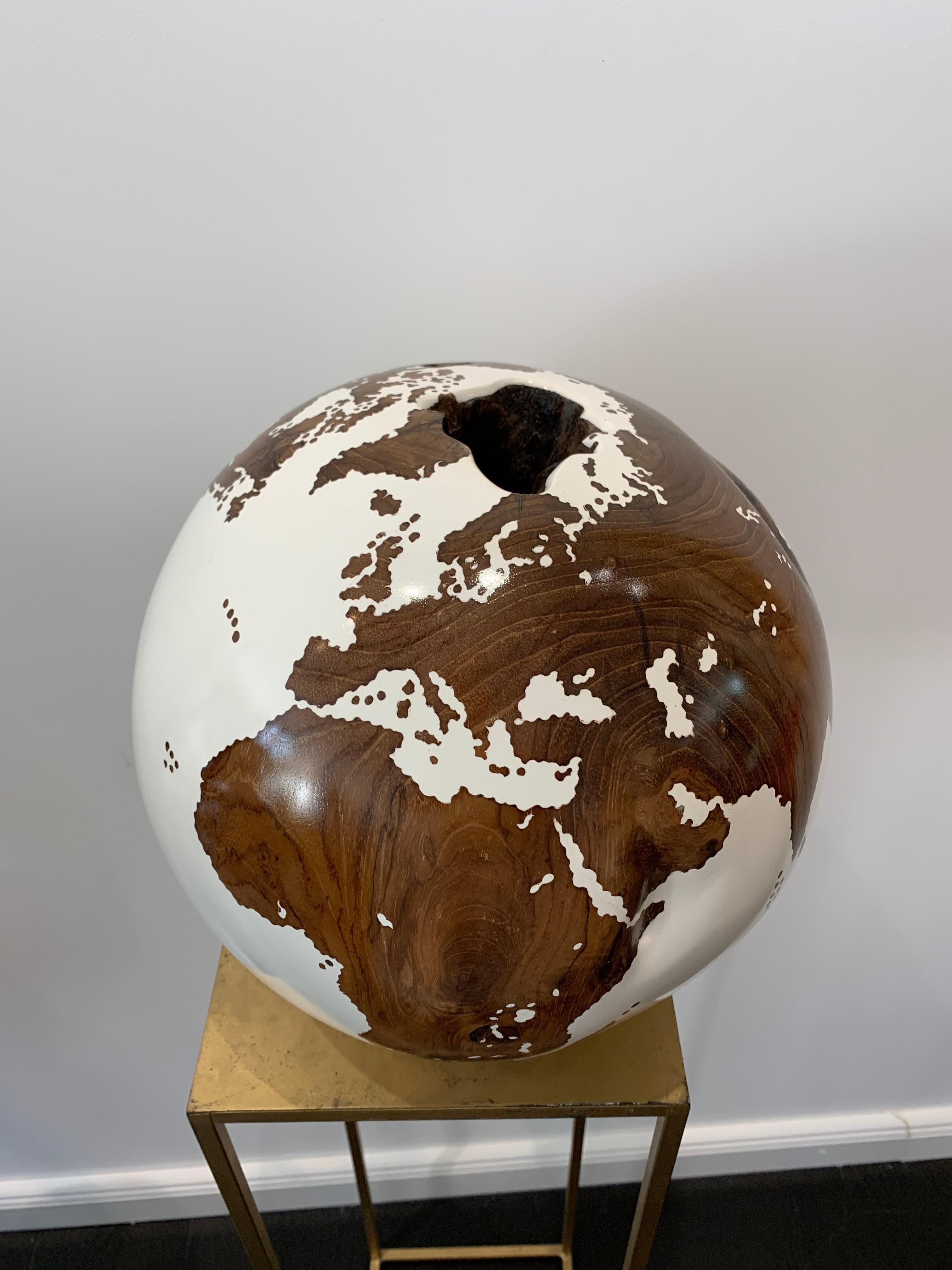 L'œil de l'arc-en-ciel - Sculpture contemporaine en forme de globe en bois tourné blanc de Bruno Helgen  en vente 10