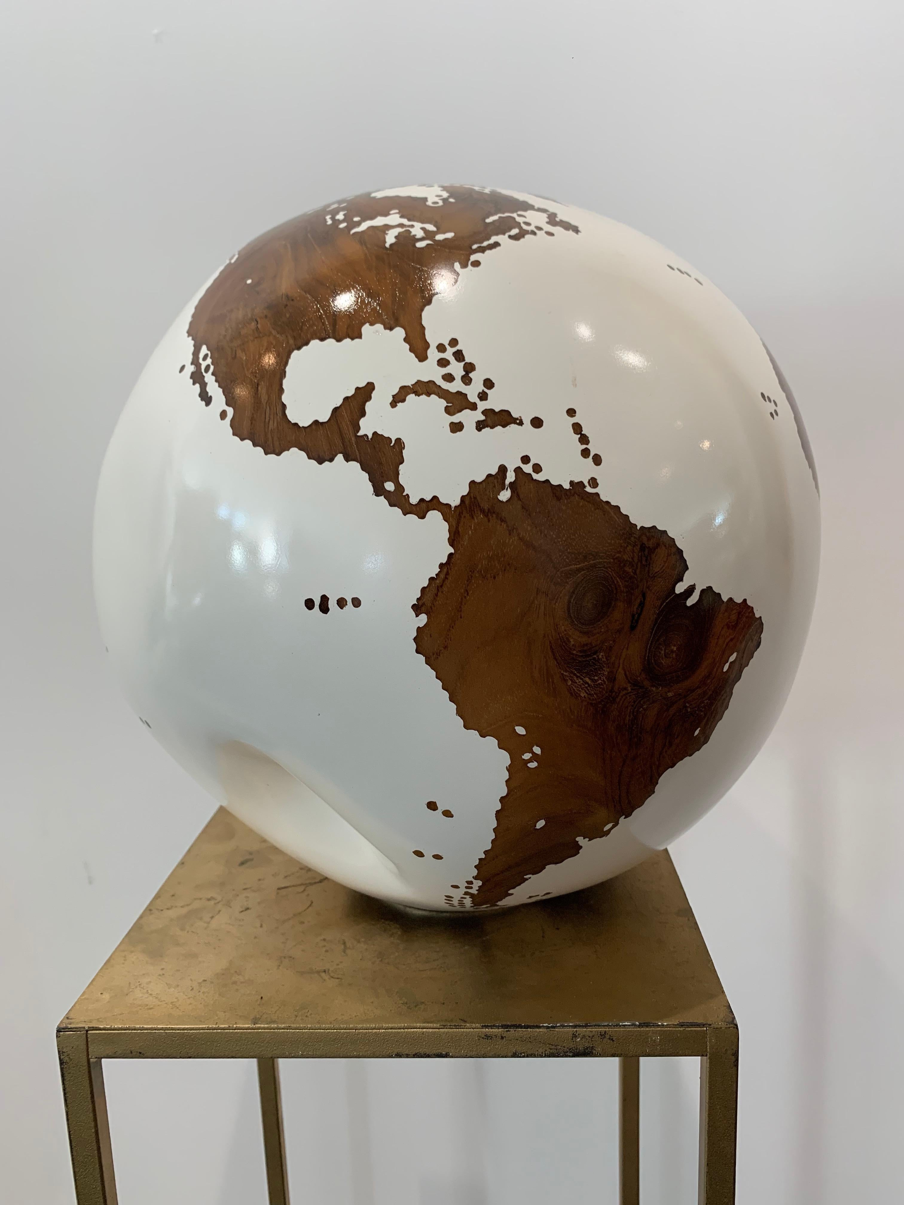 L'œil de l'arc-en-ciel - Sculpture contemporaine en forme de globe en bois tourné blanc de Bruno Helgen  en vente 12