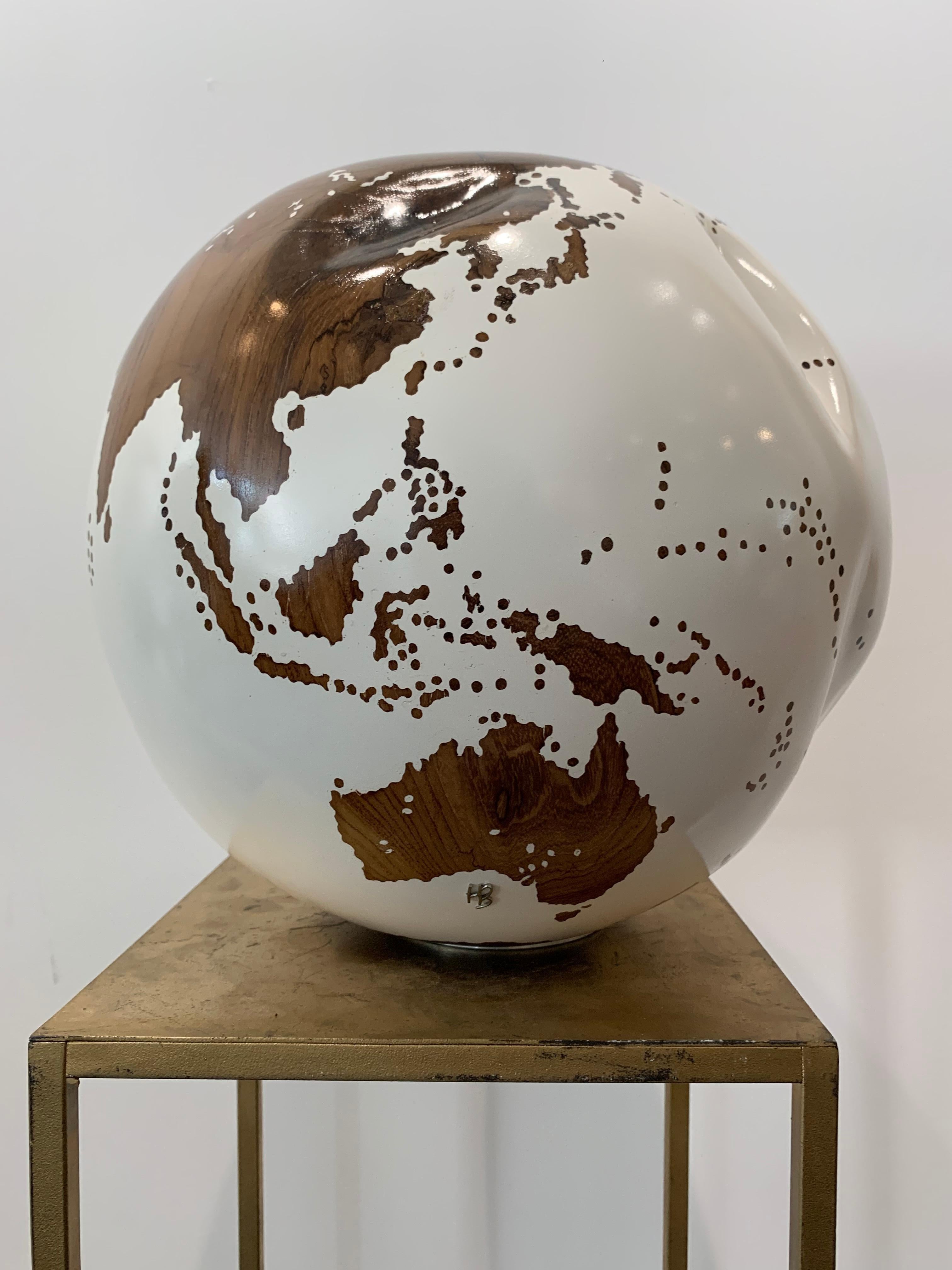 L'œil de l'arc-en-ciel - Sculpture contemporaine en forme de globe en bois tourné blanc de Bruno Helgen  en vente 15