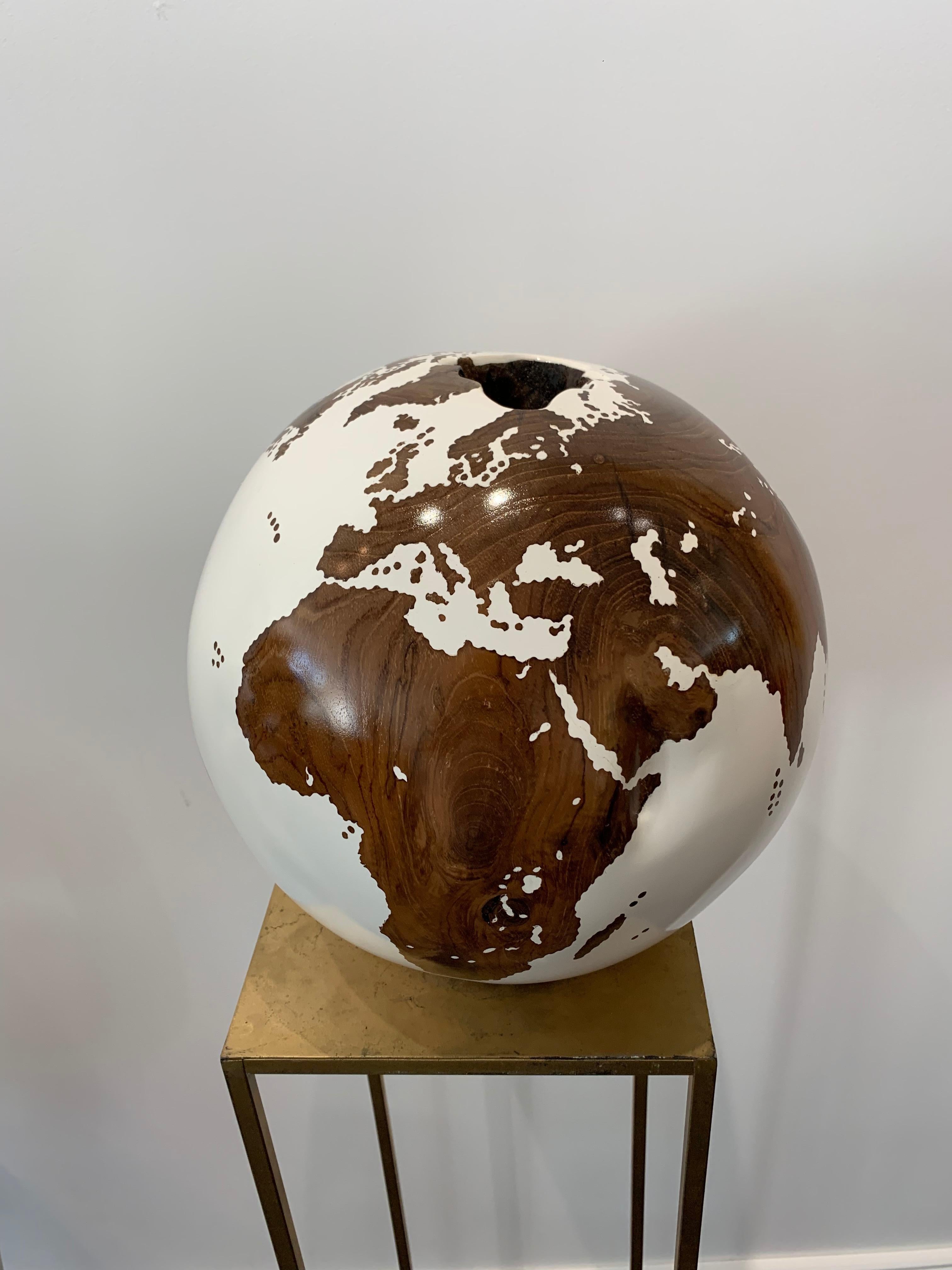 L'œil de l'arc-en-ciel - Sculpture contemporaine en forme de globe en bois tourné blanc de Bruno Helgen  en vente 18