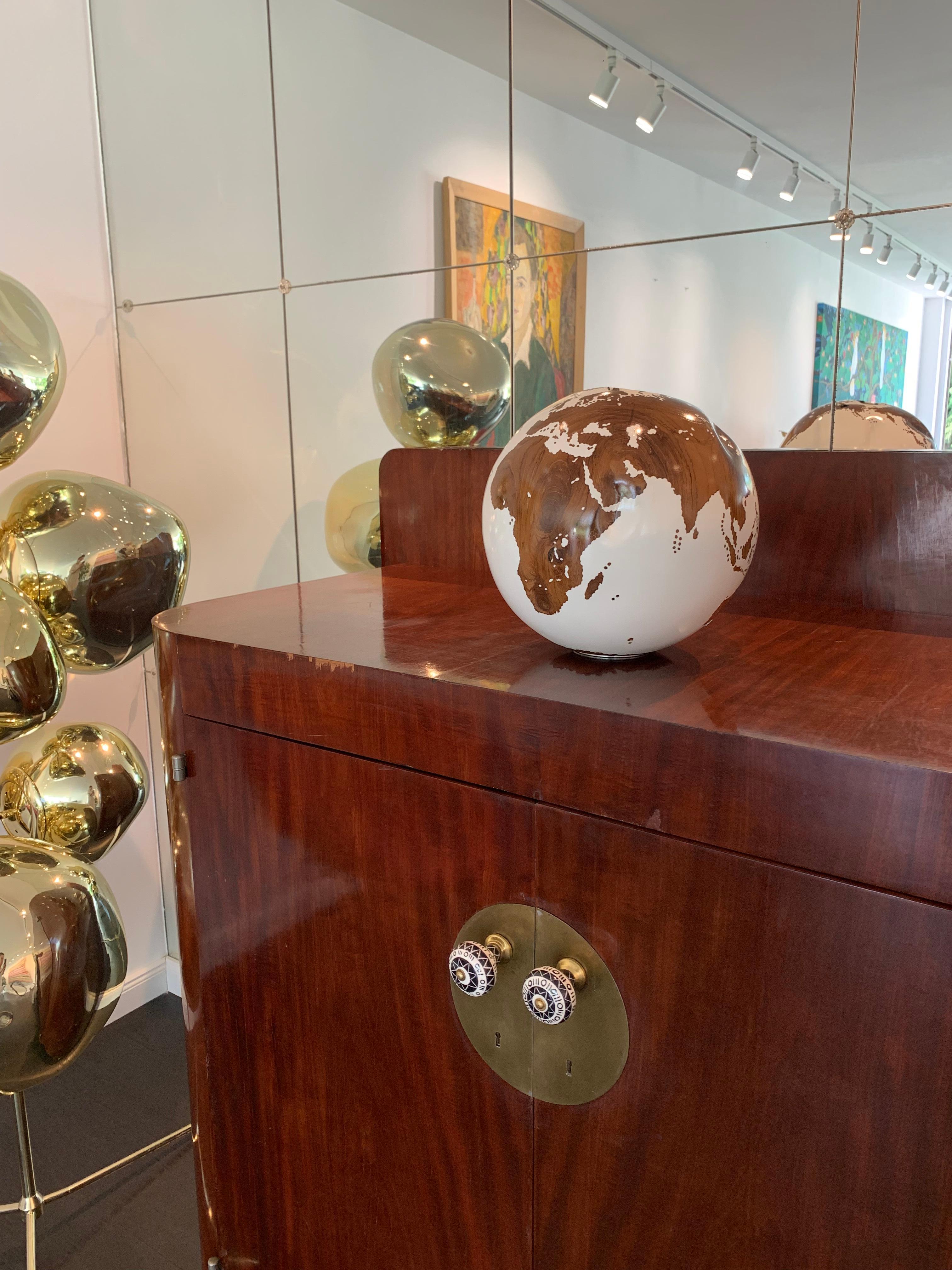 L'œil de l'arc-en-ciel - Sculpture contemporaine en forme de globe en bois tourné blanc de Bruno Helgen  en vente 6