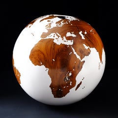 L'œil de l'arc-en-ciel - Sculpture contemporaine en forme de globe en bois tourné blanc de Bruno Helgen
