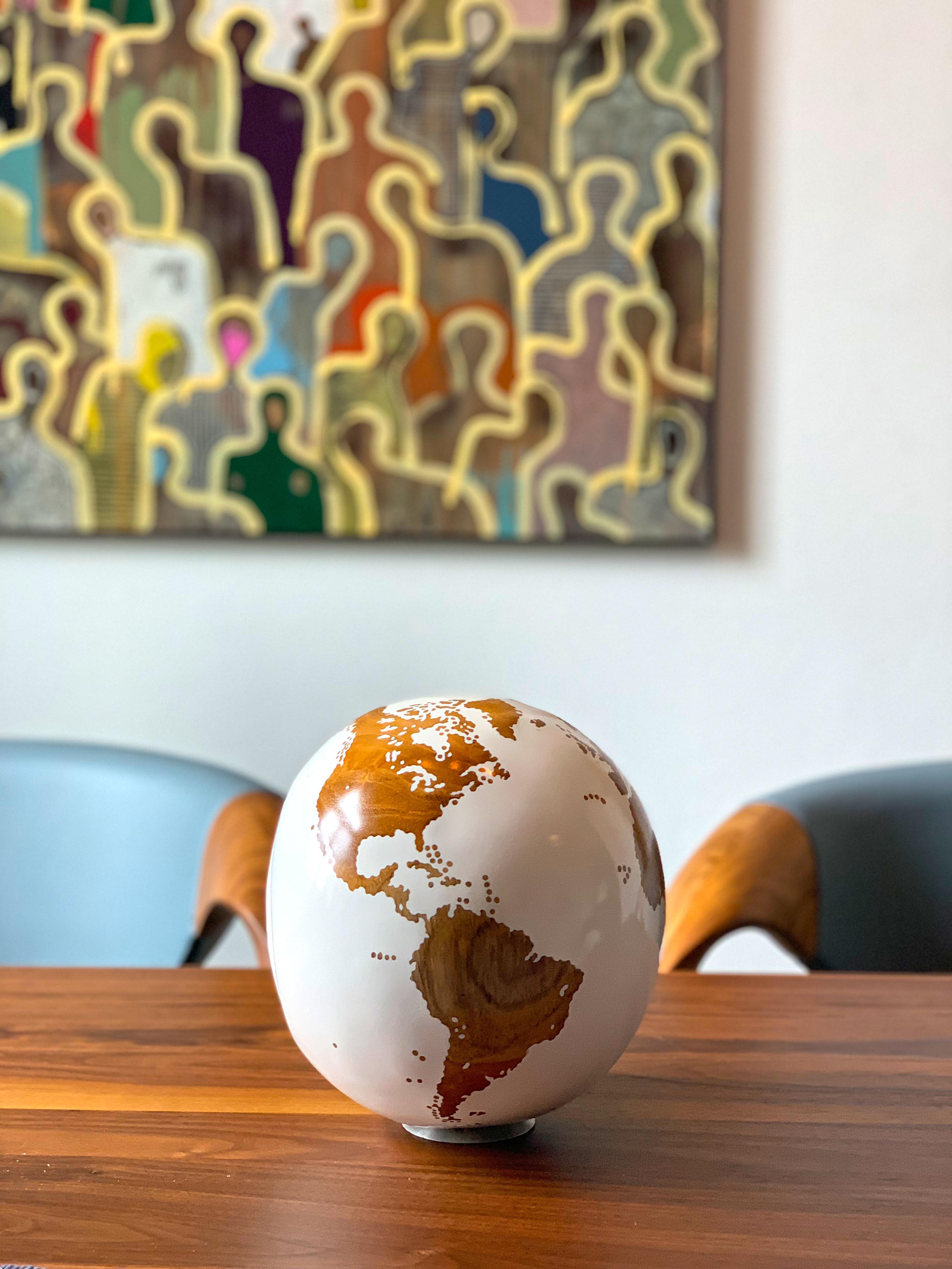 Petite sculpture contemporaine en bois de teck blanc « The World Globe » de Bruno Helgen 9