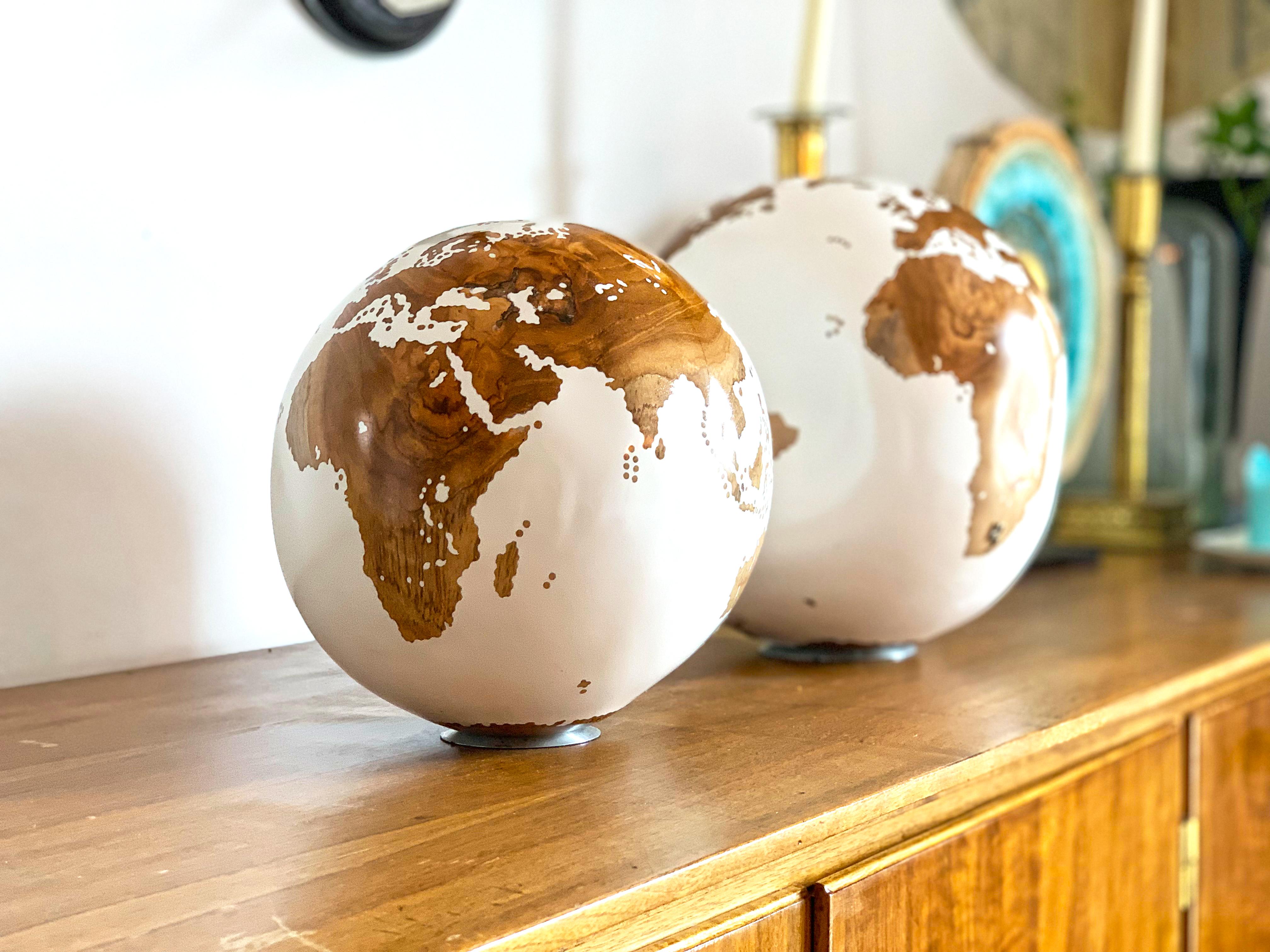 Petite sculpture contemporaine en bois de teck blanc « The World Globe » de Bruno Helgen 1