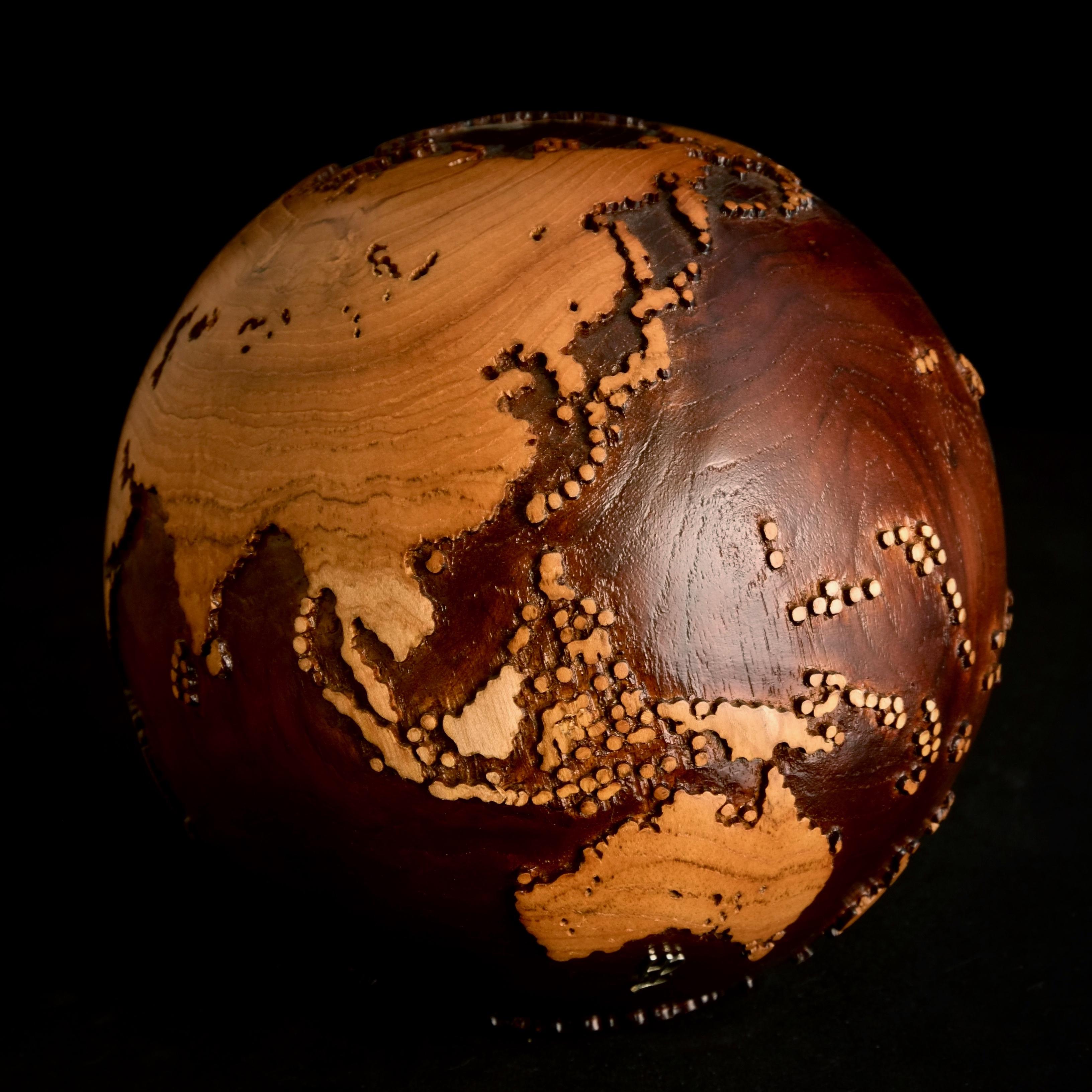 Voyage Edelstahl aus Teakholz und Nussbaumholz von Bruno Helgen – Holzkugelskulptur im Angebot 2