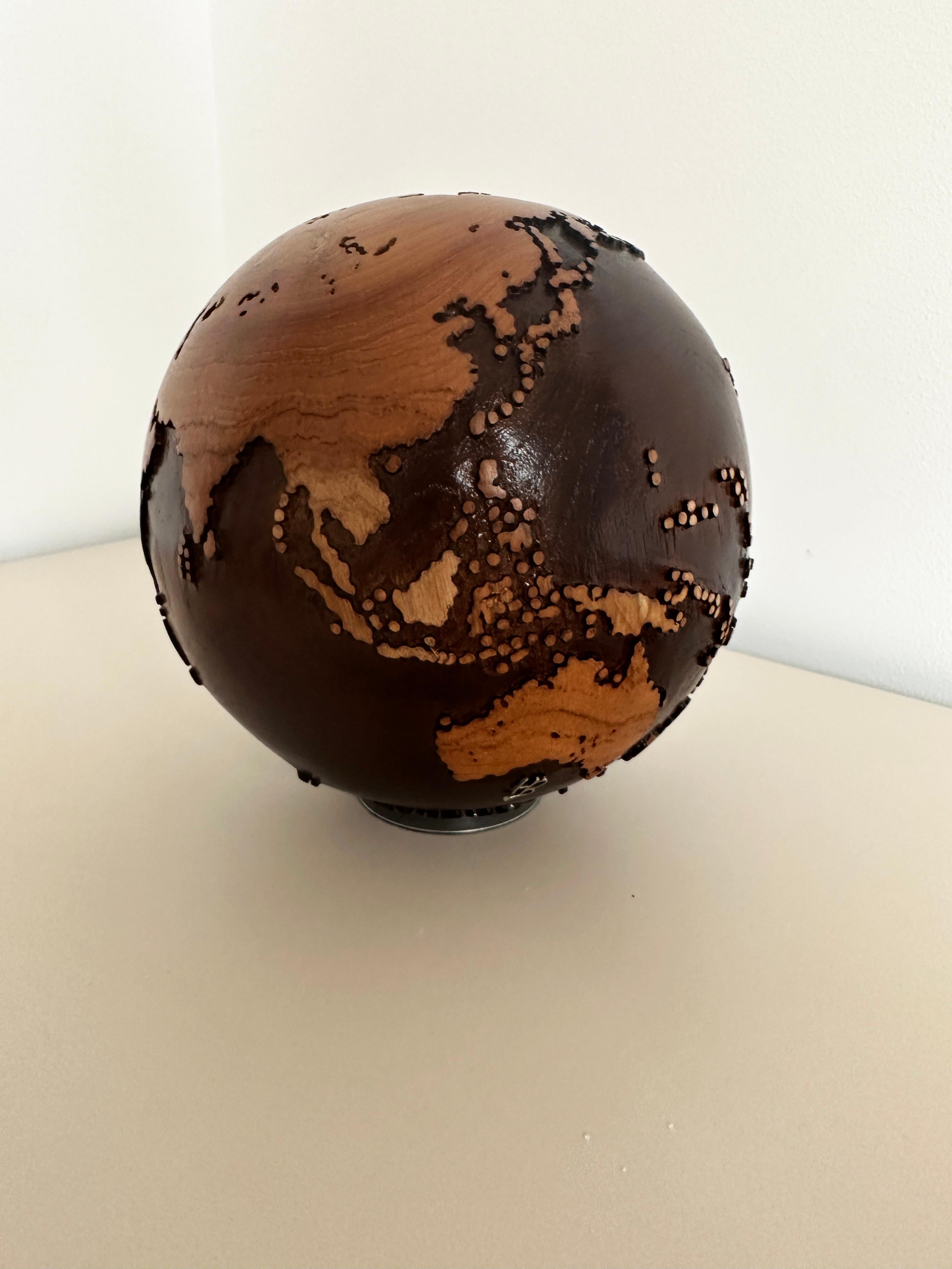 Voyage Edelstahl aus Teakholz und Nussbaumholz von Bruno Helgen – Holzkugelskulptur im Angebot 7