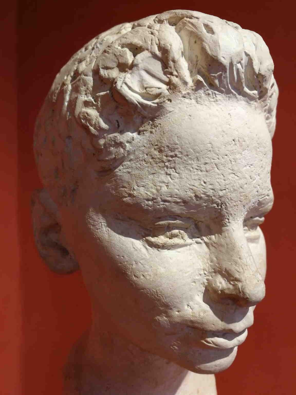 Ritratto di fanciullo figurativo fiorentino del XX secolo in gesso - Sculpture De la posguerra de Bruno Innocenti