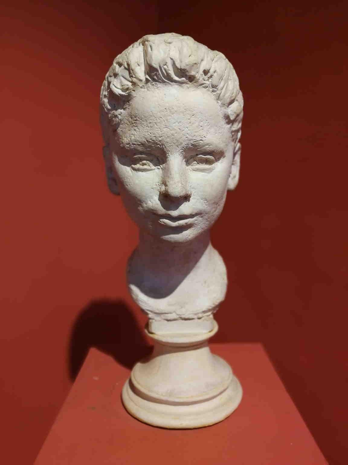 Ritratto di fanciullo figurativo fiorentino del XX secolo in gesso - Figurative Sculpture Marrón de Bruno Innocenti