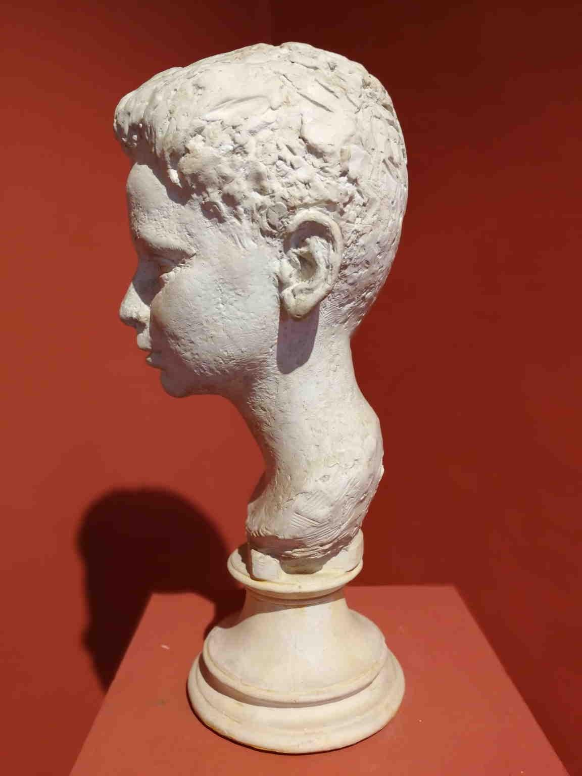 Ritratto di fanciullo figurativo fiorentino del XX secolo in gesso en venta 1