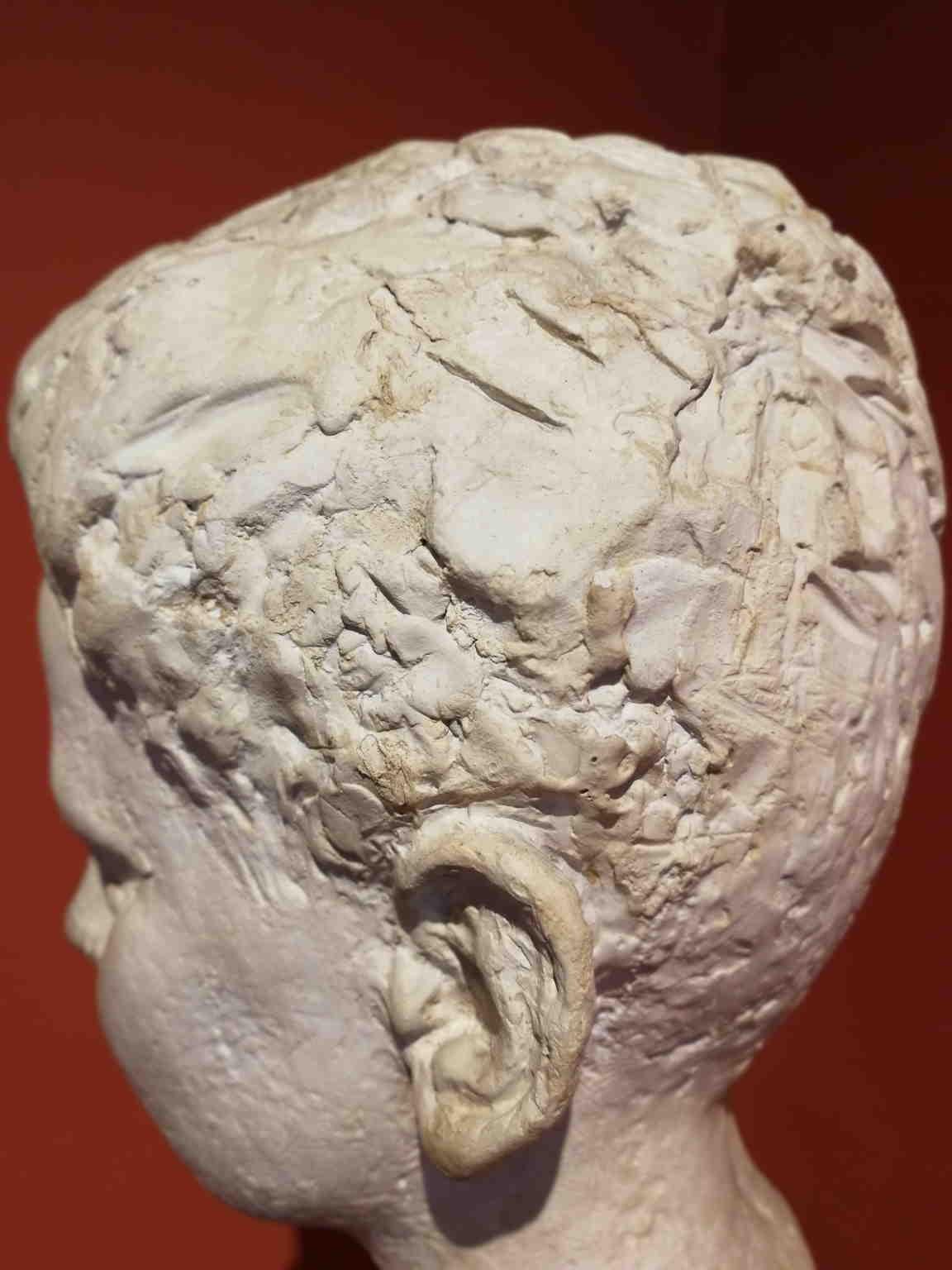 Ritratto di fanciullo figurativo fiorentino del XX secolo in gesso en venta 2