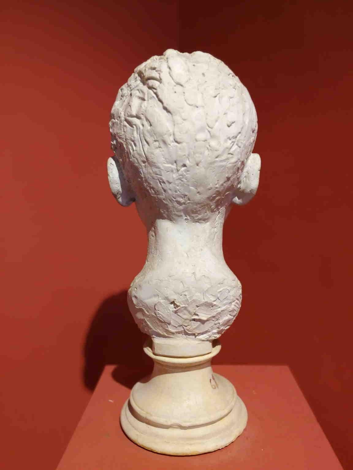 Ritratto di fanciullo figurativo fiorentino del XX secolo in gesso en venta 3