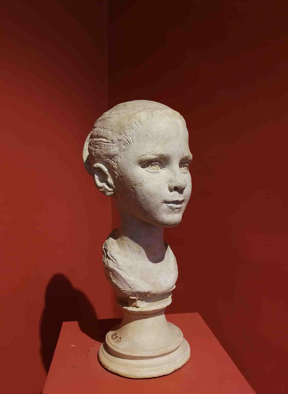 Ritratto figurativo di fanciulla in gesso arte toscana del novecento - Sculpture by Bruno Innocenti