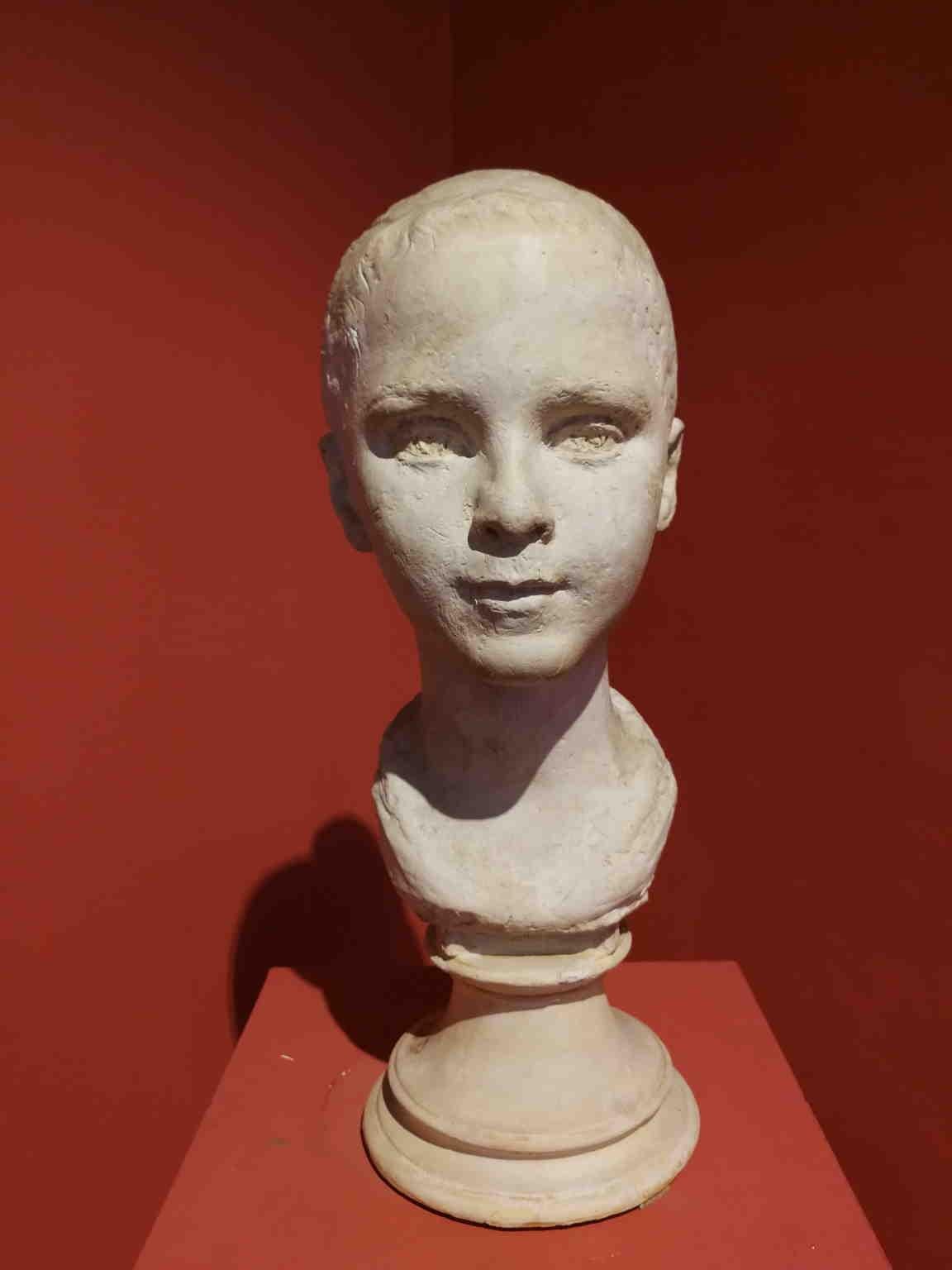 Ritratto figurativo di fanciulla in gesso arte toscana del novecento - Post-War Sculpture by Bruno Innocenti
