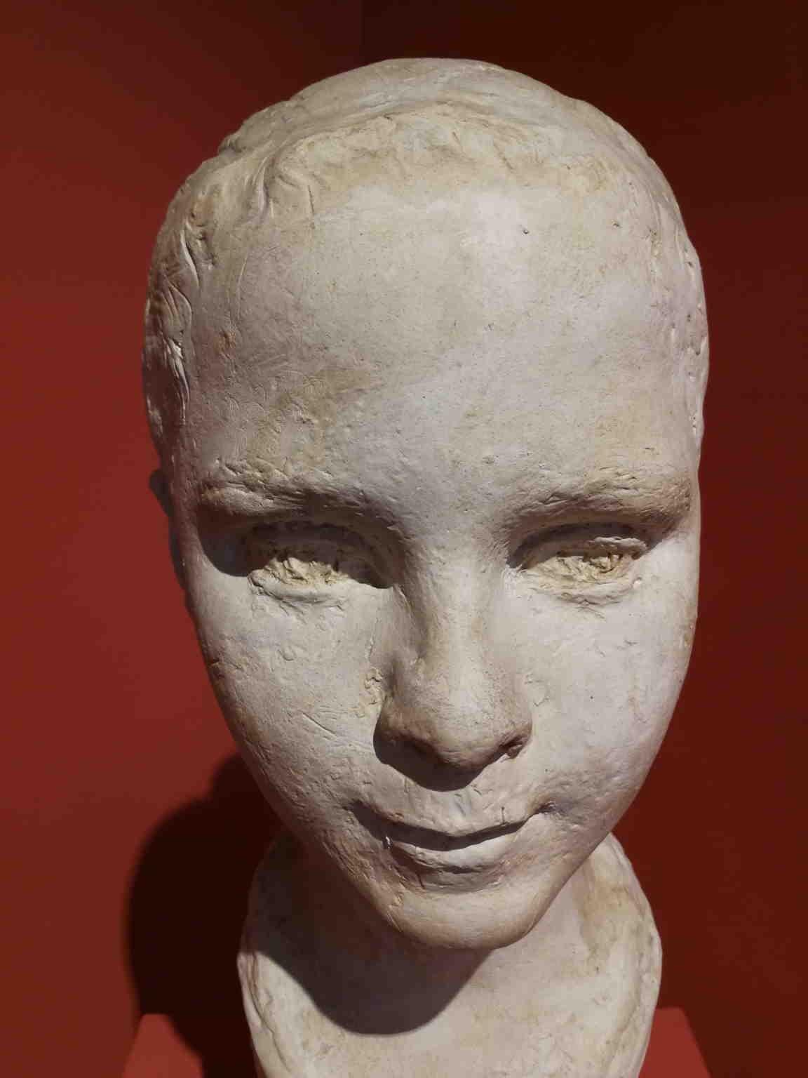 Ritratto figurativo di fanciulla in gesso arte toscana del novecento - Brown Figurative Sculpture by Bruno Innocenti