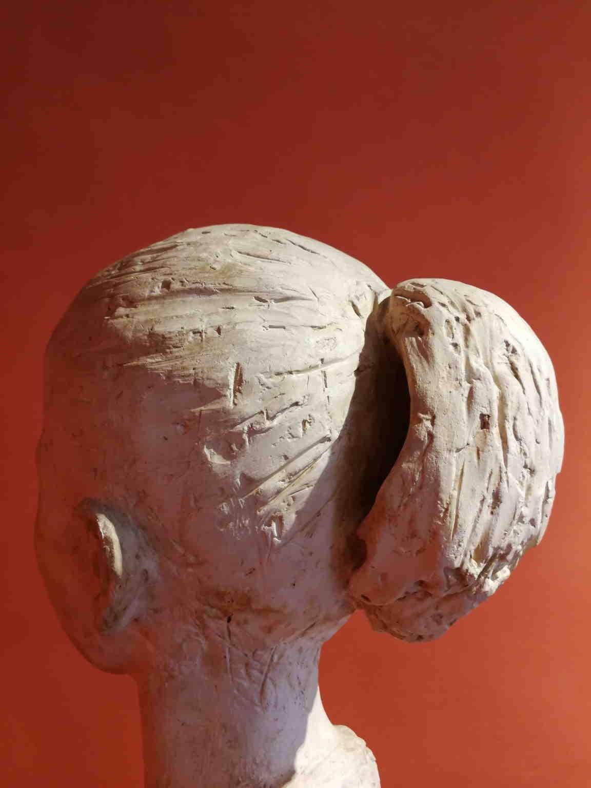 Ritratto figurativo di fanciulla in gesso arte toscana del novecento For Sale 1