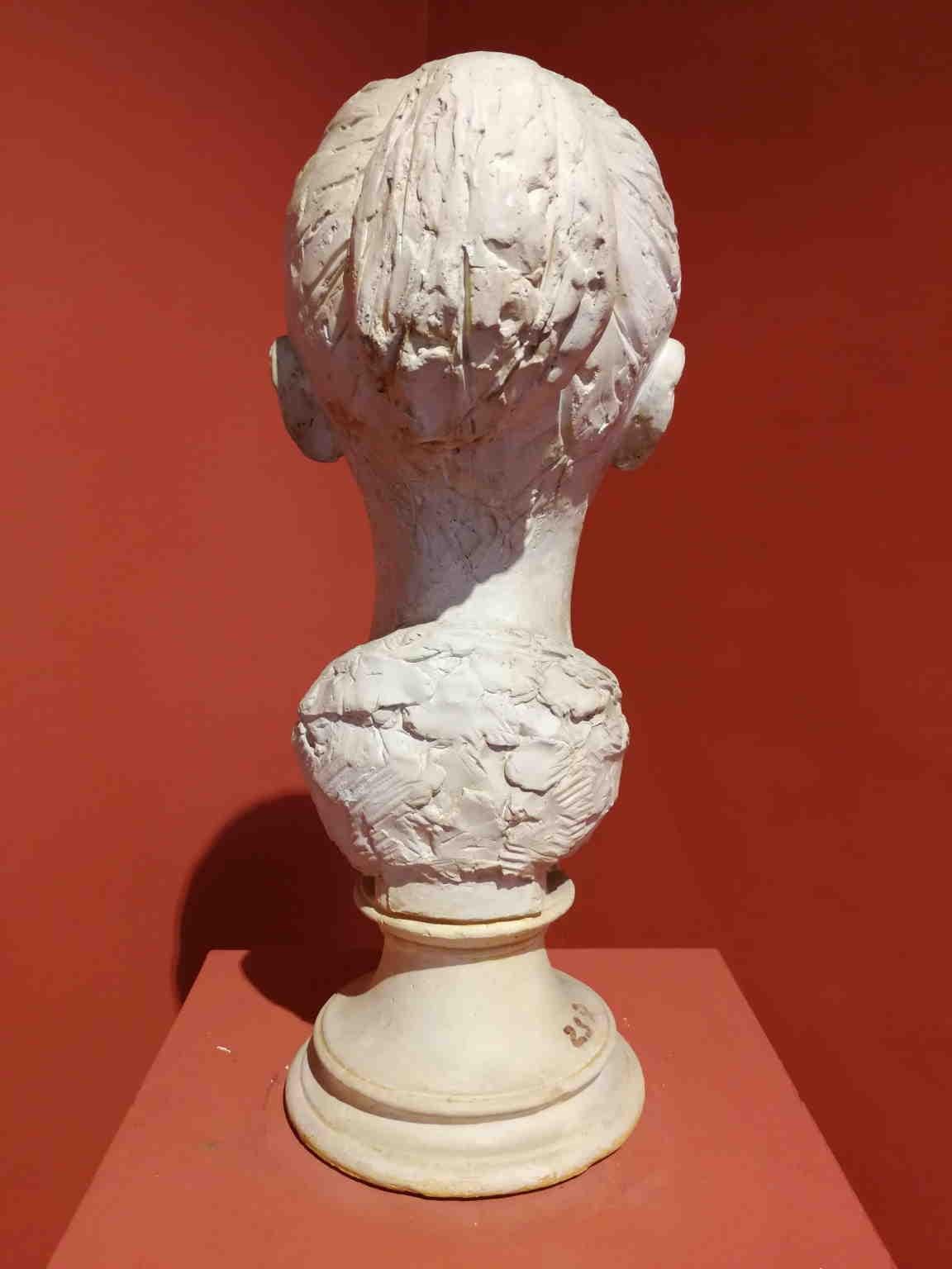 Ritratto figurativo di fanciulla in gesso arte toscana del novecento For Sale 2
